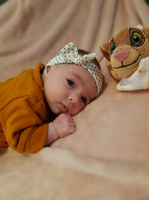 Illyanna a rejoint le concours — aidez-le/la à gagner de superbes lots ! baby, baby_products, baby_sleeping, baby_toddler_clothing, cheek, child, comfort, fashion_accessory, happy, headband, headgear, headwear, linens, person, primate, skin, sleeve, stuffed_toy, textile, toddler