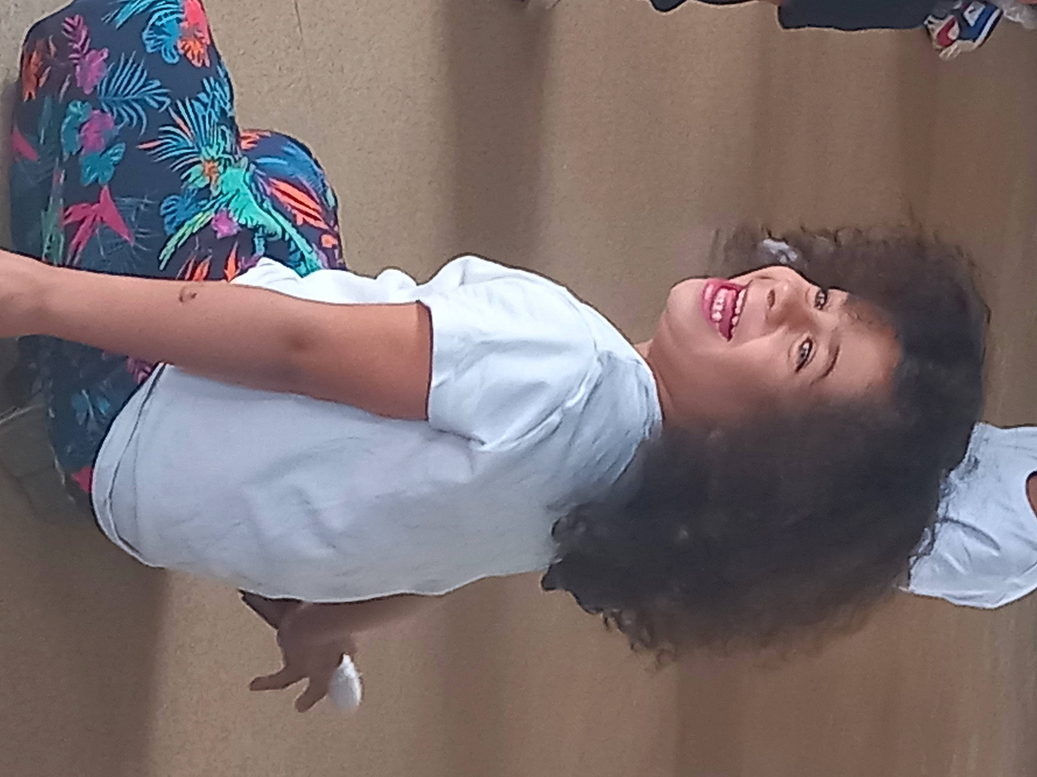 Anjëly a rejoint le concours — aidez-le/la à gagner de superbes lots ! abdomen, elbow, eyewear, fashion_design, fun, gesture, happy, human_body, human_leg, joint, joy, knee, person, shoulder, smile, sportswear, sunglasses, t_shirt, thigh, trunk