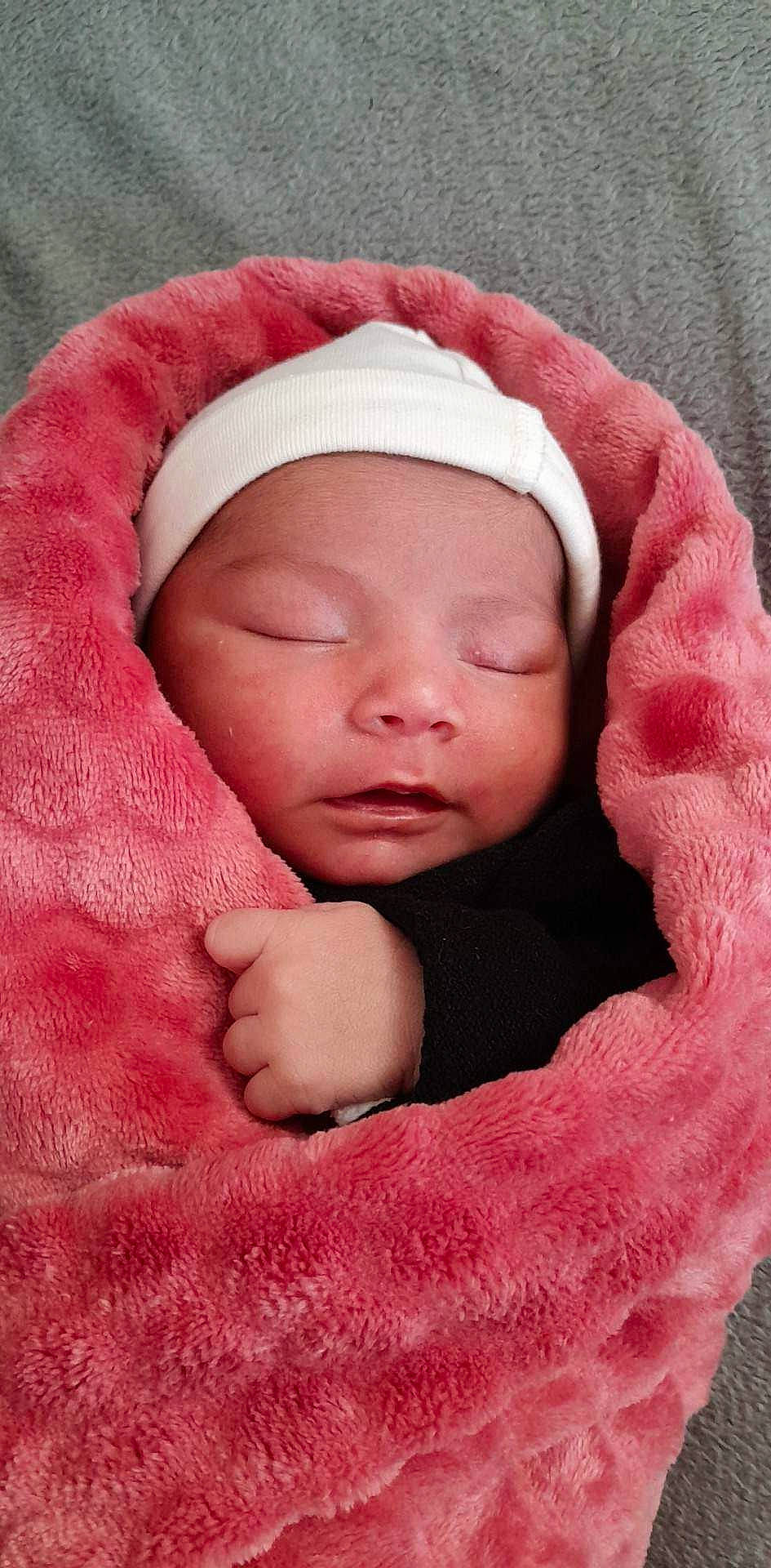 éloïse a rejoint le concours — aidez-le/la à gagner de superbes lots ! baby, baby_sleeping, baby_toddler_clothing, carmine, child, close_up, comfort, fur, grass, headwear, linens, magenta, peach, person, pink, thumb, toddler