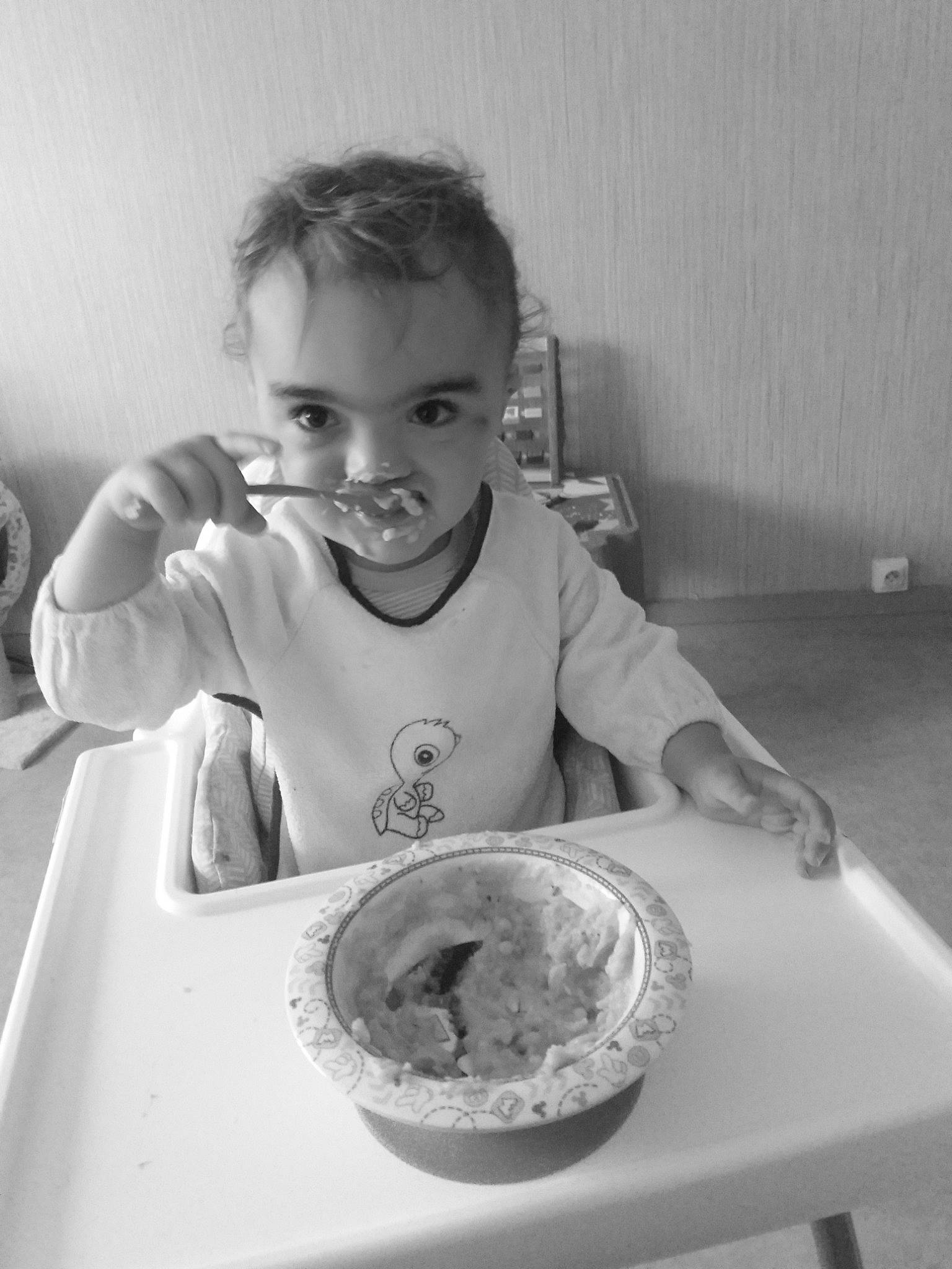 Tiago a rejoint le concours — aidez-le/la à gagner de superbes lots ! black_and_white, child, eating, food, person, smile, toddler, washing
