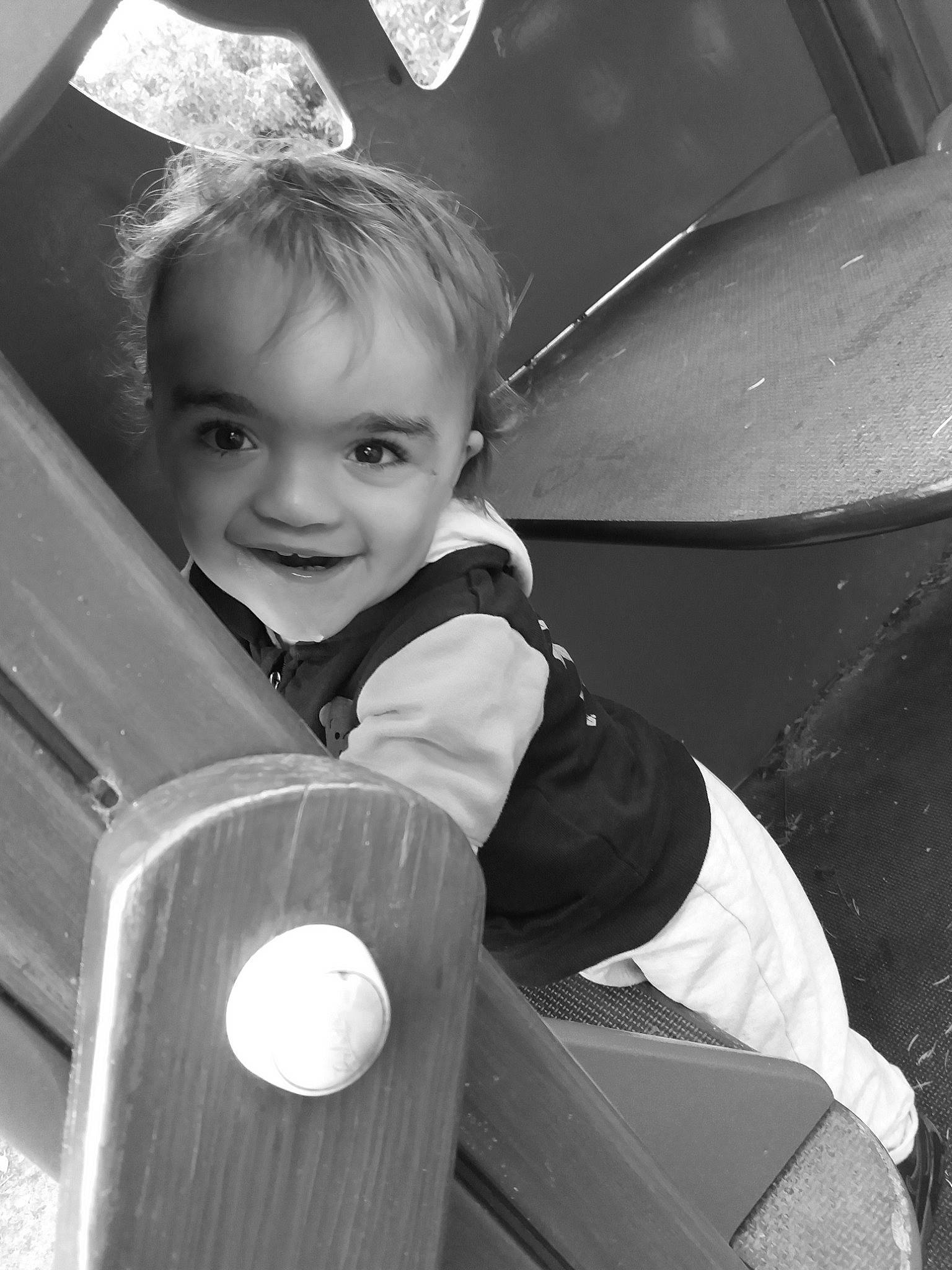 Tiago participe au concours pour gagner de l'argent avec cette photo : baby, black_and_white, child, eye, joy, monochrome, monochrome_photography, person, photography, play, sitting, smile, standing, style, toddler