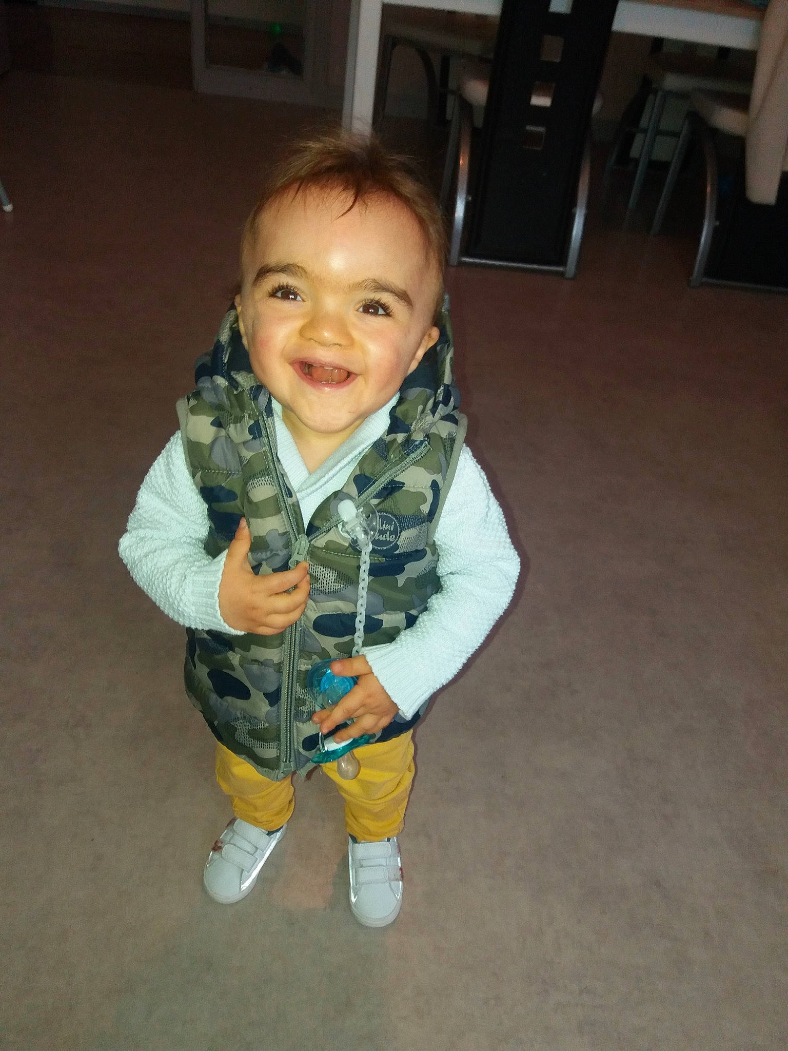 Tiago a rejoint le concours — aidez-le/la à gagner de superbes lots ! arm, camouflage, cheek, child, cool, face, fun, head, joy, outerwear, person, skin, smile, standing, toddler