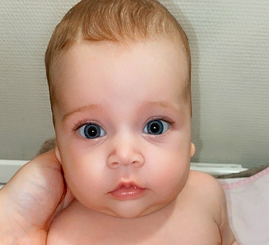 Jannah participe au concours pour gagner de l'argent avec cette photo : arm, cheek, chest, chin, ear, eye, eyebrow, eyelash, finger, forehead, gesture, hand, human_body, iris, jaw, lip, mouth, no_expression, nose, person