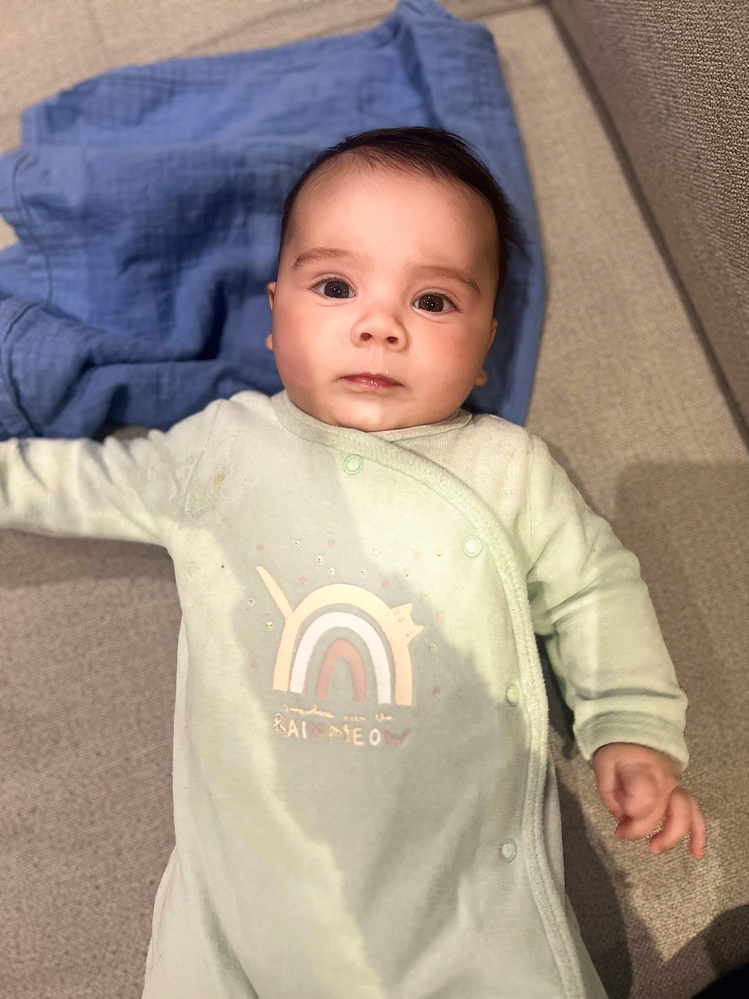 Hugo participe au concours pour gagner de l'argent avec cette photo : baby, baby_toddler_clothing, cheek, chin, comfort, eye, eyebrow, face, gesture, hairstyle, head, human_body, iris, mouth, neck, nose, outerwear, person, skin, sleeve