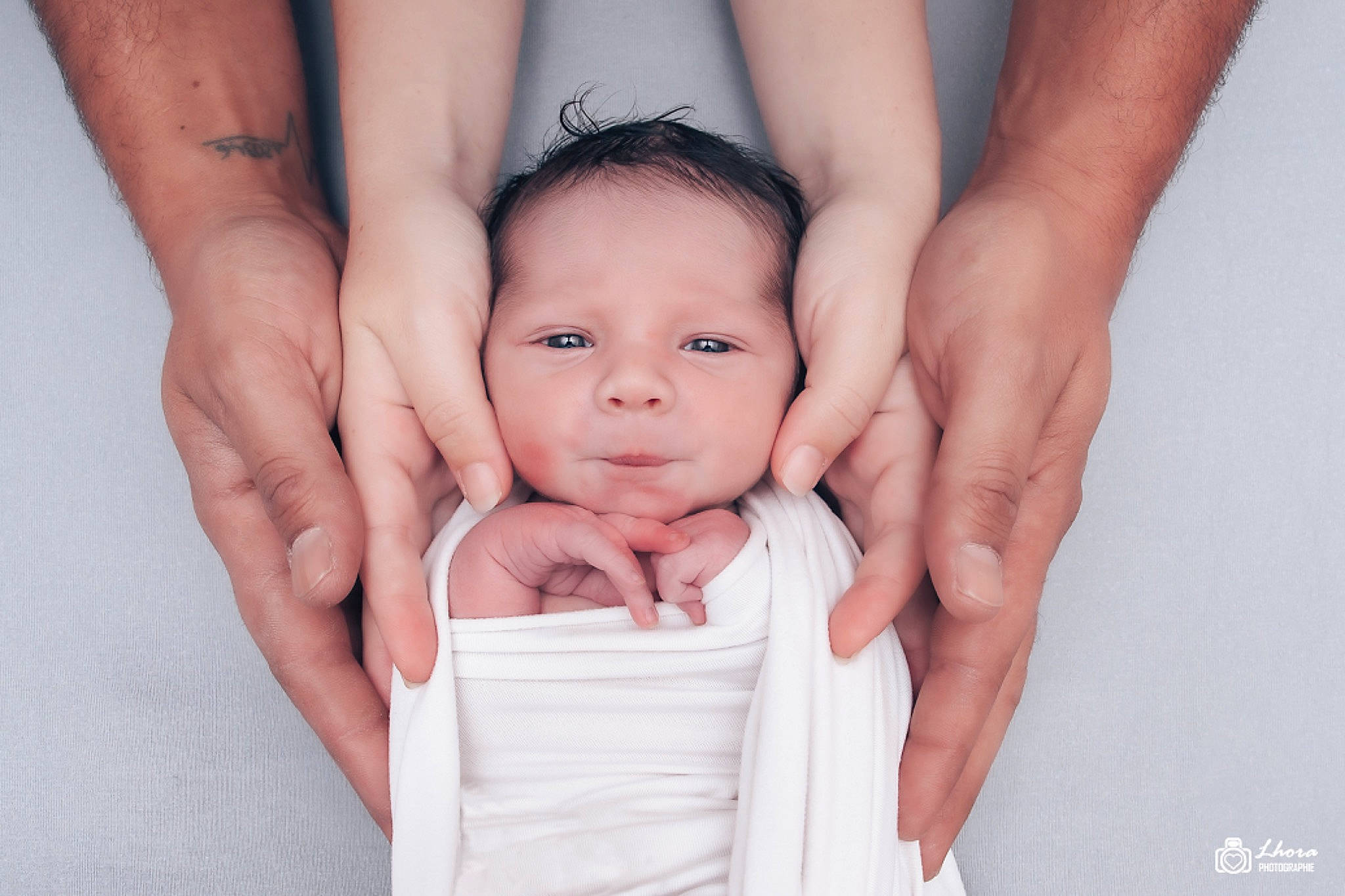 Hugo participe au concours pour gagner de l'argent avec cette photo : arm, baby, baby_toddler_clothing, cheek, chest, eye, finger, flash_photography, gesture, hand, happy, head, human_body, leg, nail, people_in_nature, person, skin, stomach, thumb