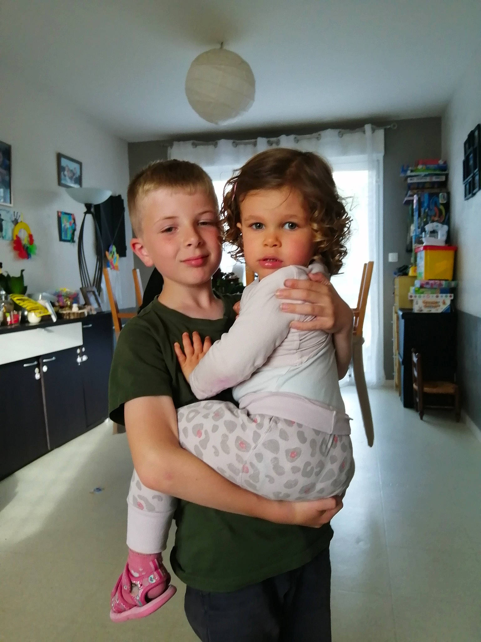 Lola a rejoint le concours — aidez-le/la à gagner de superbes lots ! baby, child, event, fashion_design, flooring, fun, gesture, happy, joy, party, person, picture_frame, play, refrigerator, room, shoulder, sitting, standing, t_shirt, toddler