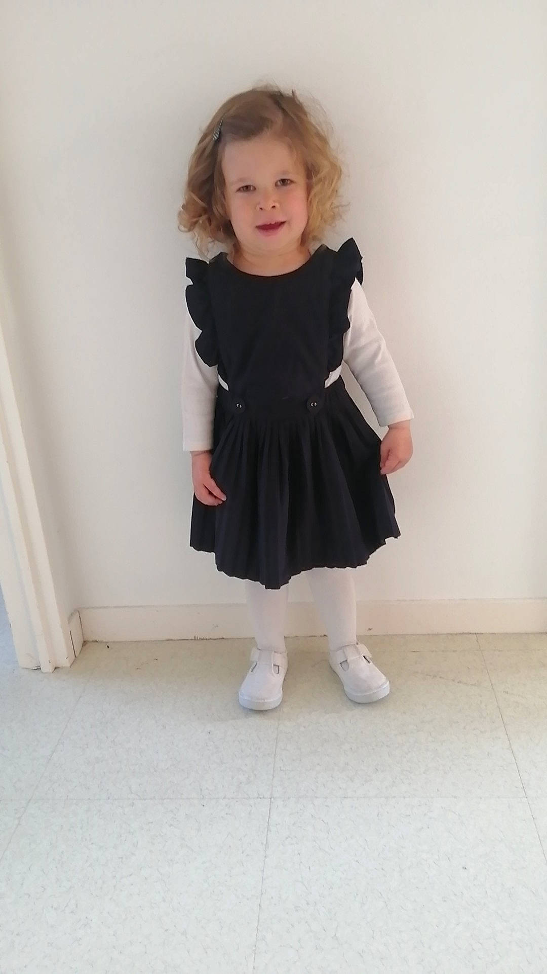 Lola participe au concours pour gagner de l'argent avec cette photo : baby_toddler_clothing, day_dress, dress, eye, face, fashion_design, hair, happy, head, human_leg, knee, leg, one_piece_garment, pattern, person, sleeve, sock, standing, t_shirt, toddler