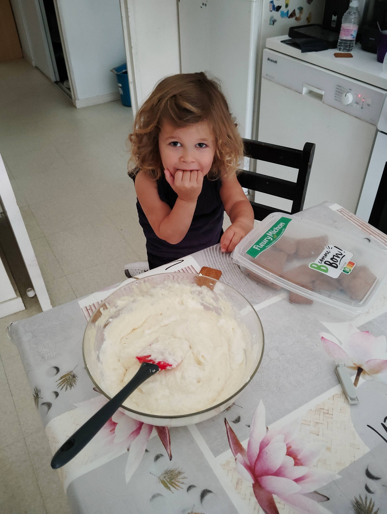 Lola a rejoint le concours — aidez-le/la à gagner de superbes lots ! art, baking, buttercream, cake_decorating, chair, comfort_food, cooking, dress, event, food, home_appliance, kitchen, person, plate, recipe, room, sugar_cake, sweetness, table, tableware
