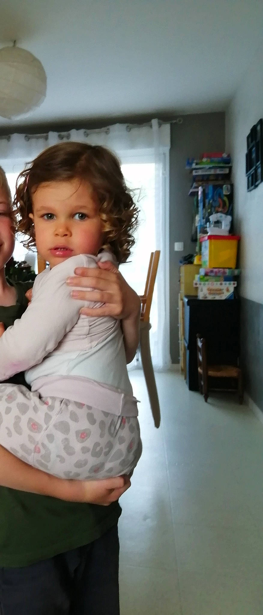 Lola a rejoint le concours — aidez-le/la à gagner de superbes lots ! abdomen, baby, baby_toddler_clothing, cheek, eye, face, flooring, gesture, hair, happy, human_leg, iris, long_hair, person, room, skin, thigh, thumb, toddler, trunk