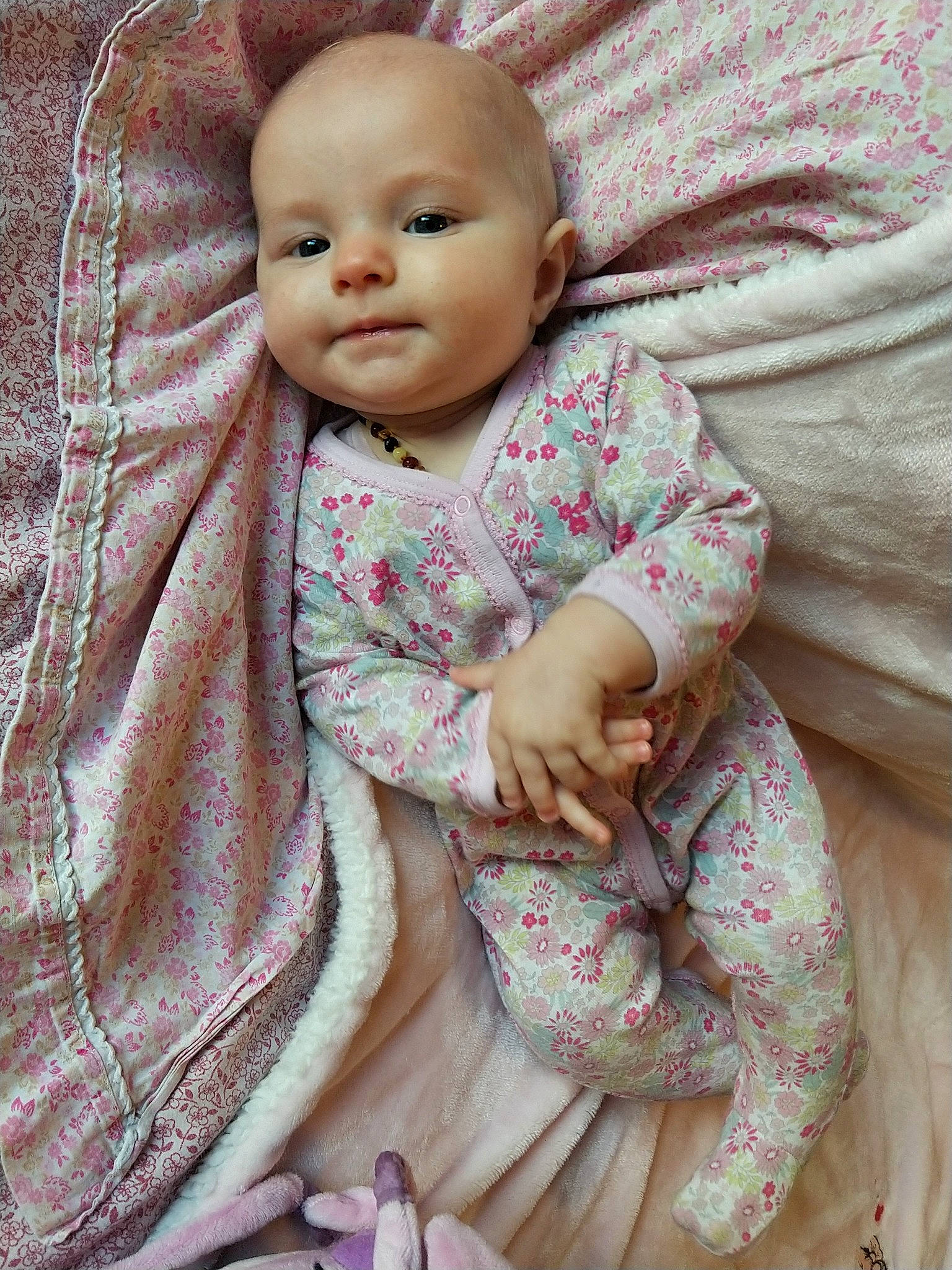 Layana Lyli a rejoint le concours — aidez-le/la à gagner de superbes lots ! baby, baby_toddler_clothing, cheek, child, comfort, doll, eye, eyelash, iris, linens, lip, nose, pattern, person, pink, skin, sleeve, smile, textile, toddler