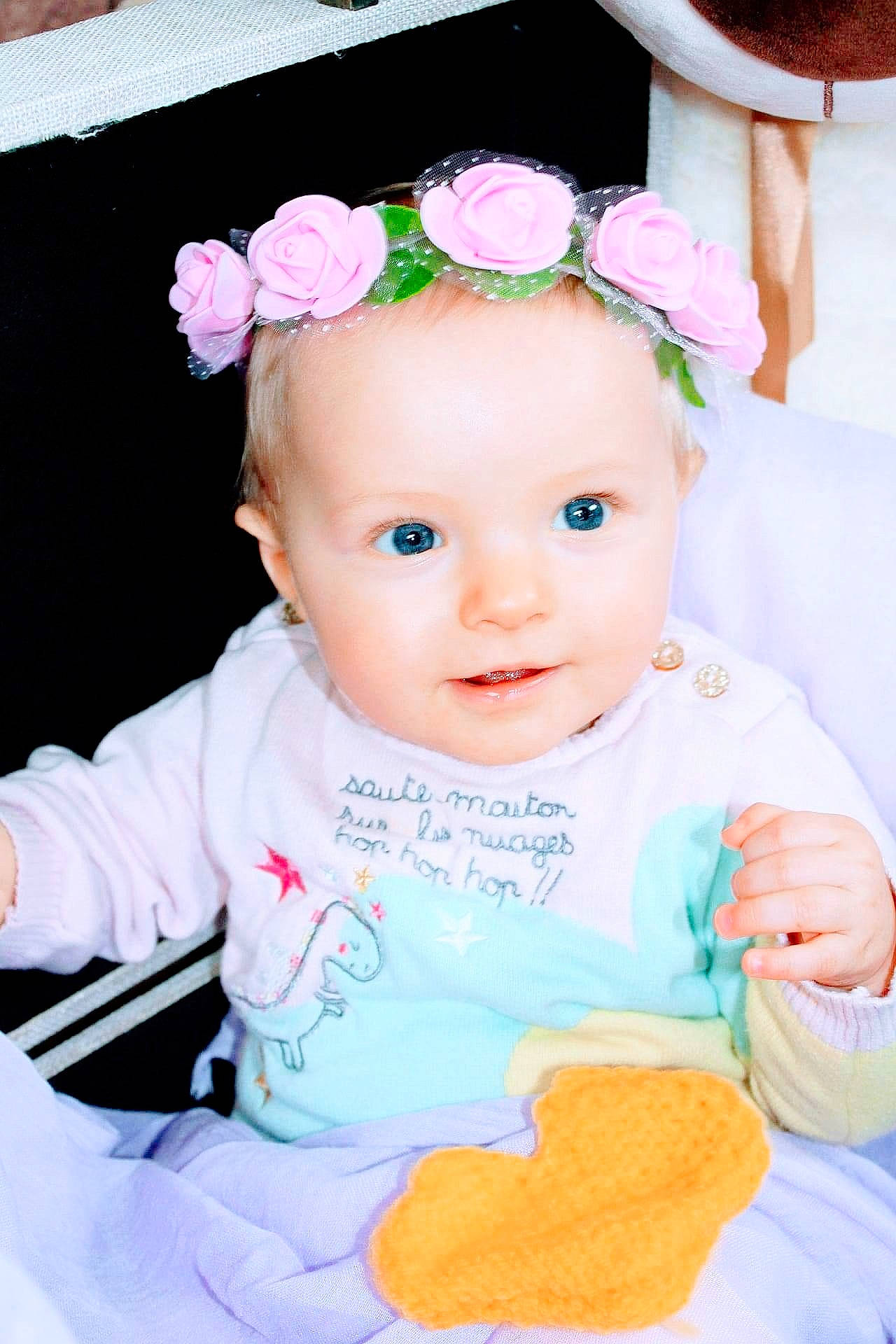 Layana Lyli participe au concours pour gagner de l'argent avec cette photo : baby, baby_toddler_clothing, cheek, child, clothing, dress, face, facial_expression, happy, headband, iris, person, pink, plant, product, skin, sleeve, smile, textile, toddler