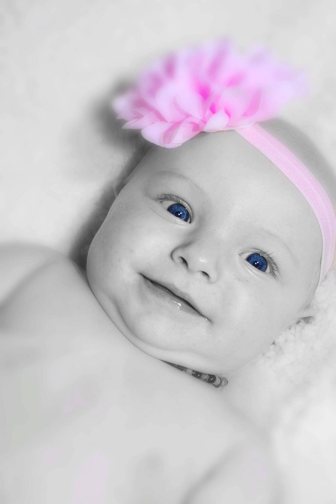 Layana a rejoint le concours — aidez-le/la à gagner de superbes lots ! baby, cap, cheek, child, close_up, costume_hat, eyebrow, eyelash, face, flash_photography, hair_accessory, happy, headband, headpiece, iris, joy, lip, person, petal, picture_frame