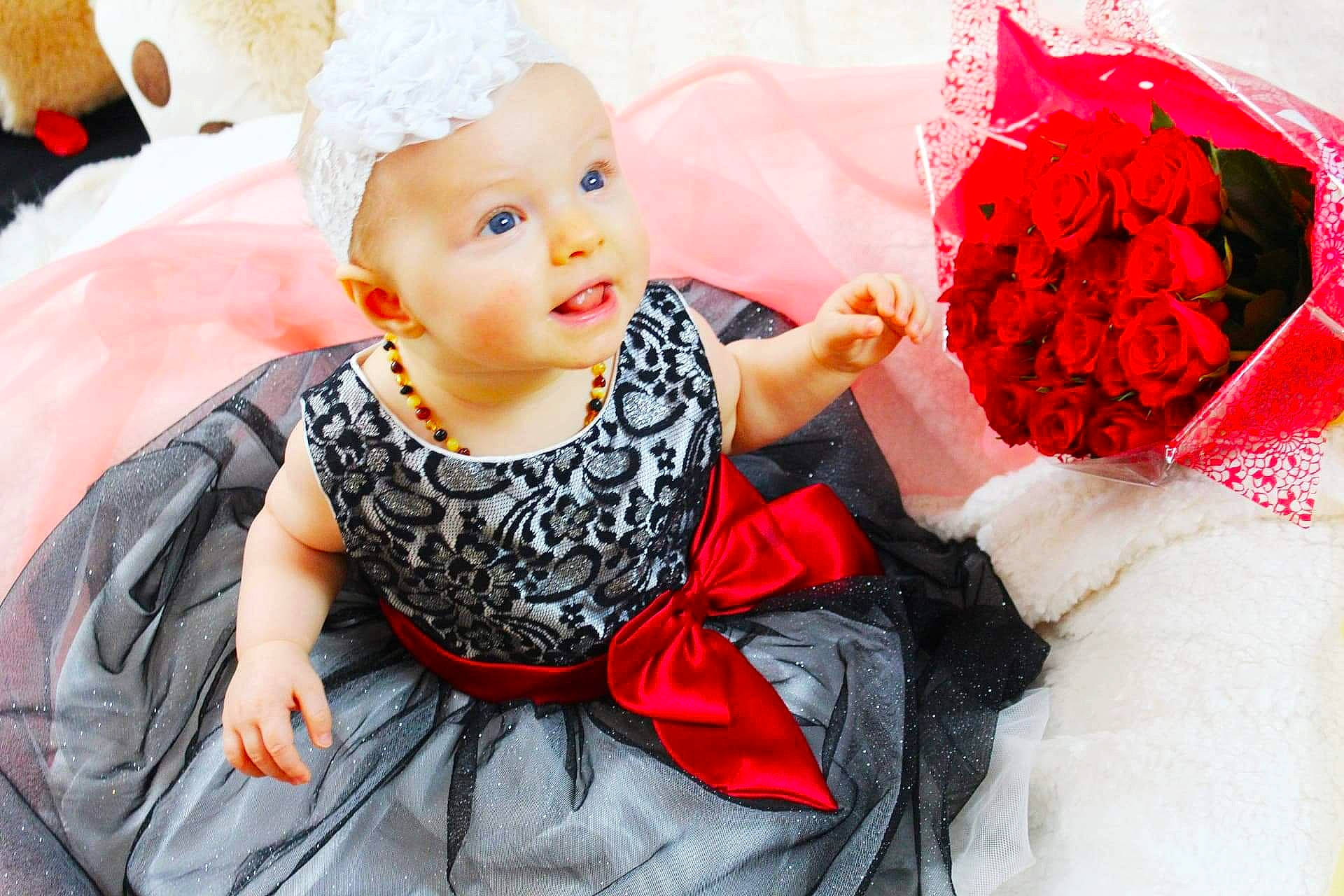Layana participe au concours pour gagner de l'argent avec cette photo : baby, baby_toddler_clothing, beauty, dress, event, fashion, flash_photography, flower, formal_wear, happy, headgear, headpiece, hybrid_tea_rose, lip, person, petal, pink, red, rose, textile