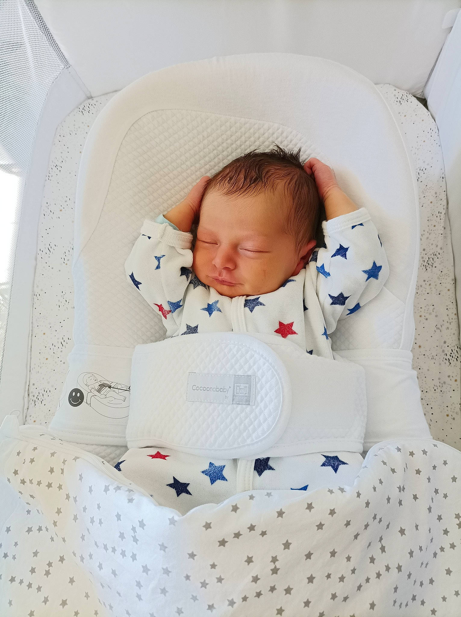 Ezio a rejoint le concours — aidez-le/la à gagner de superbes lots ! baby, baby_products, baby_safety, baby_sleeping, baby_toddler_clothing, bed, bed_sheet, bedding, bedtime, child, comfort, infant_bed, linens, nap, pattern, person, room, sleeve, textile, throw_pillow
