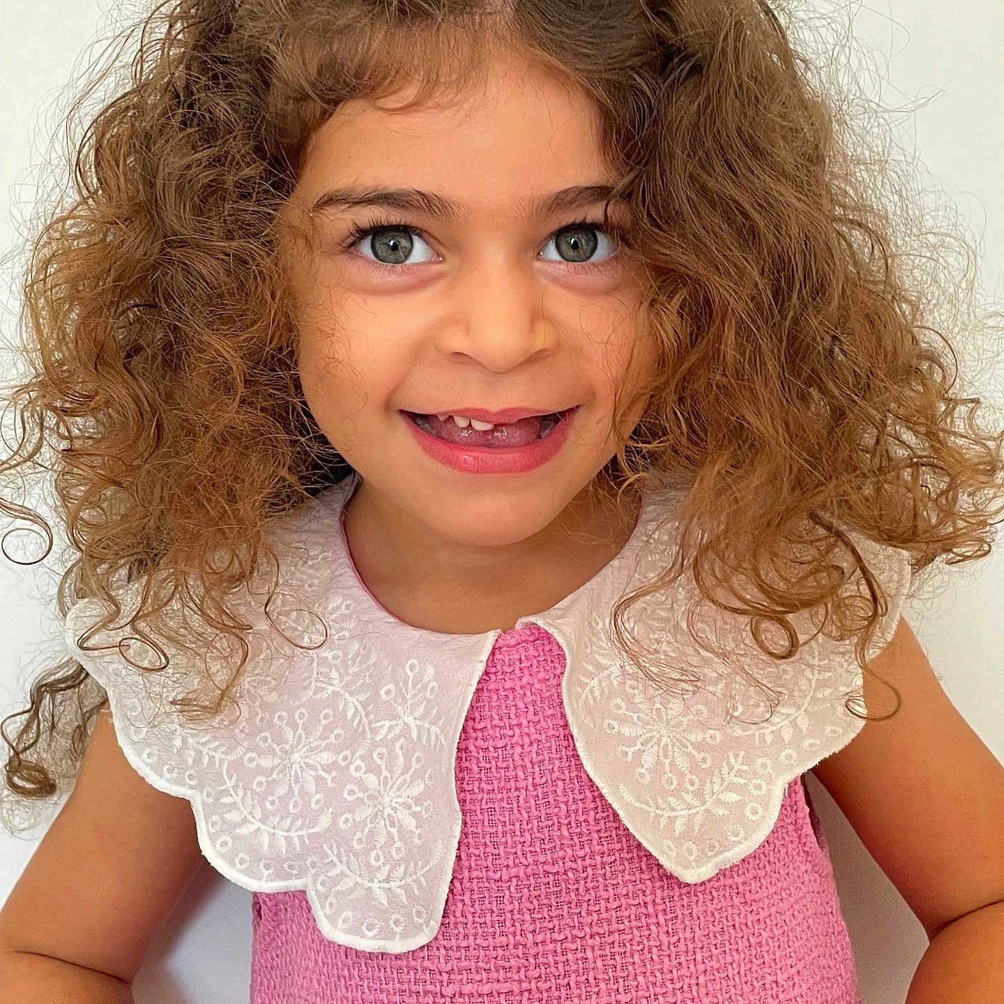 Laya a rejoint le concours — aidez-le/la à gagner de superbes lots ! blonde, brownhair, child, clothing, cosmetics, curlyhair, dimples, face, female, girl, hair, happy, head, lace, lipstick, person, photography, portrait, sleeve, smile