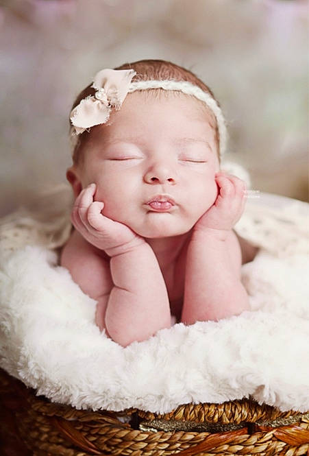 Sarah participe au concours pour gagner de l'argent avec cette photo : baby, baby_toddler_clothing, cap, child, comfort, fashion_accessory, flash_photography, fur, grass, hair_accessory, happy, headband, headgear, headpiece, iris, linens, person, pink, portrait_photography, sitting