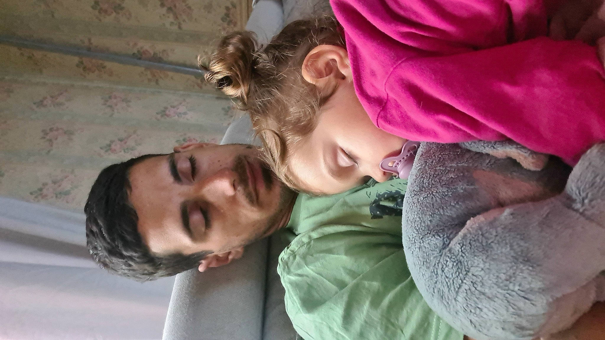 Anaya a rejoint le concours — aidez-le/la à gagner de superbes lots ! beard, comfort, eyewear, face, facial_expression, forehead, fun, gesture, hairstyle, happy, human, human_body, interaction, lip, mammal, mouth, nose, person, skin, smile