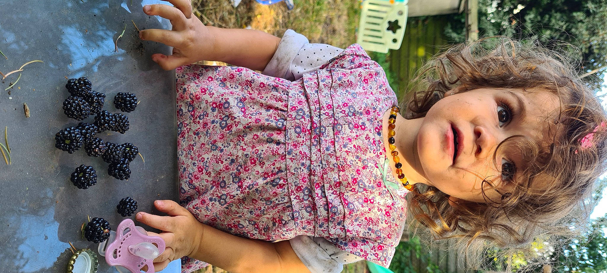 Anaya a rejoint le concours — aidez-le/la à gagner de superbes lots ! adaptation, cool, facial_expression, fashion, grass, green, hairstyle, hand, happy, joint, leaf, people_in_nature, person, photograph, pink, plant, skin, street_fashion, summer, thigh