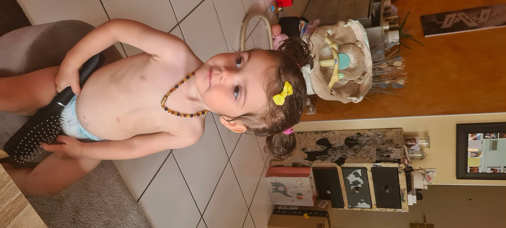 Anaya a rejoint le concours — aidez-le/la à gagner de superbes lots ! abdomen, baby, barechested, chest, child, ear, elbow, eyelash, eyewear, flesh, fun, human_leg, jaw, leg, mouth, nose, person, room, thigh, toddler