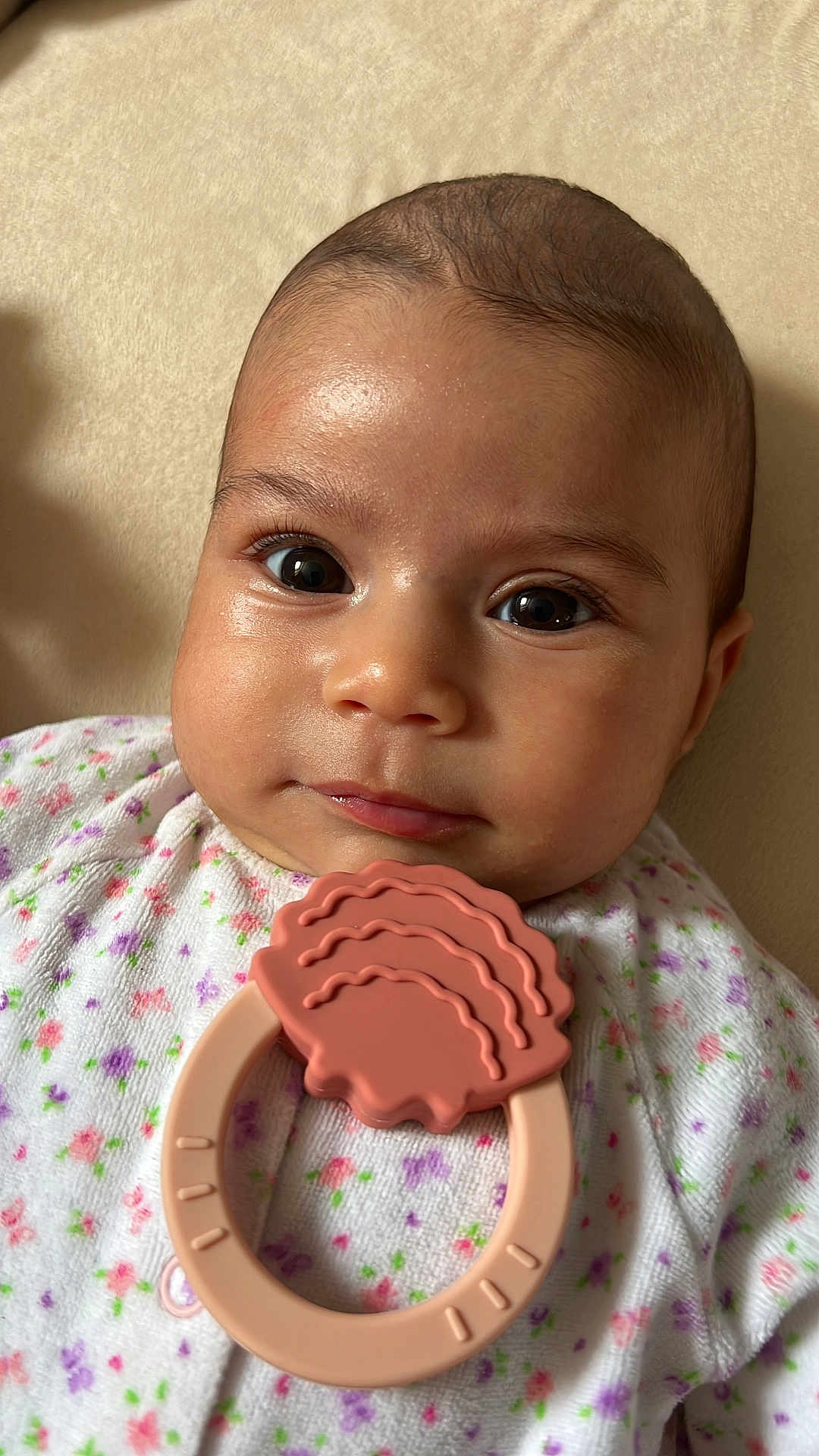 Yara participe au concours pour gagner de l'argent avec cette photo : baby, infant, face, eyes, skin, onesie, floral, teething_ring, pink, shell_shape, close_up, portrait, cute, child, lying_down, soft_background, newborn, mouth, expression, adorable