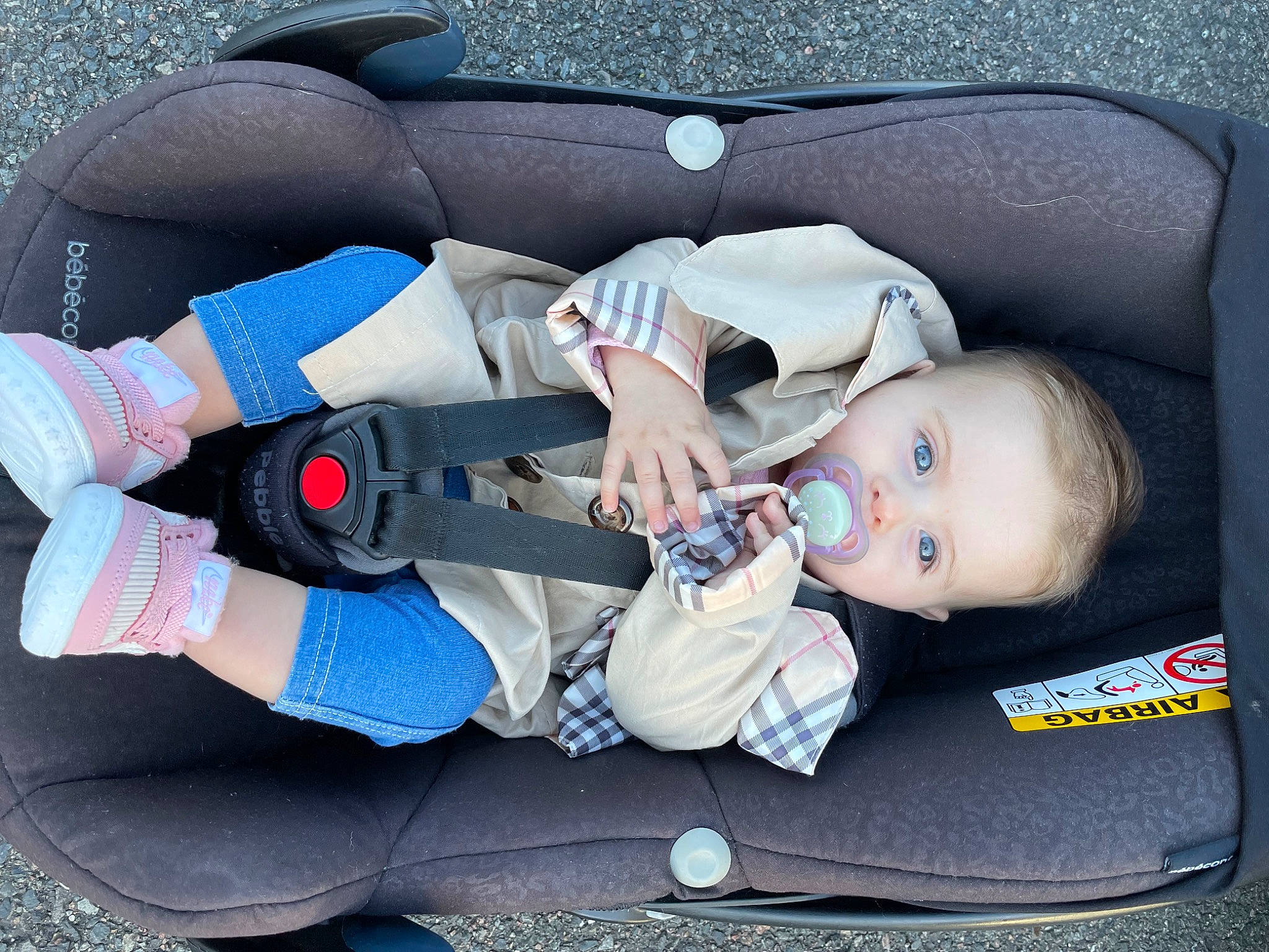 Ilanna participe au concours pour gagner de l'argent avec cette photo : auto_part, baby, baby_carriage, baby_in_car_seat, baby_products, baby_toddler_clothing, car_seat, child, comfort, electric_blue, finger, gesture, grass, lap, nail, person, seat_belt, sitting, thigh, thumb
