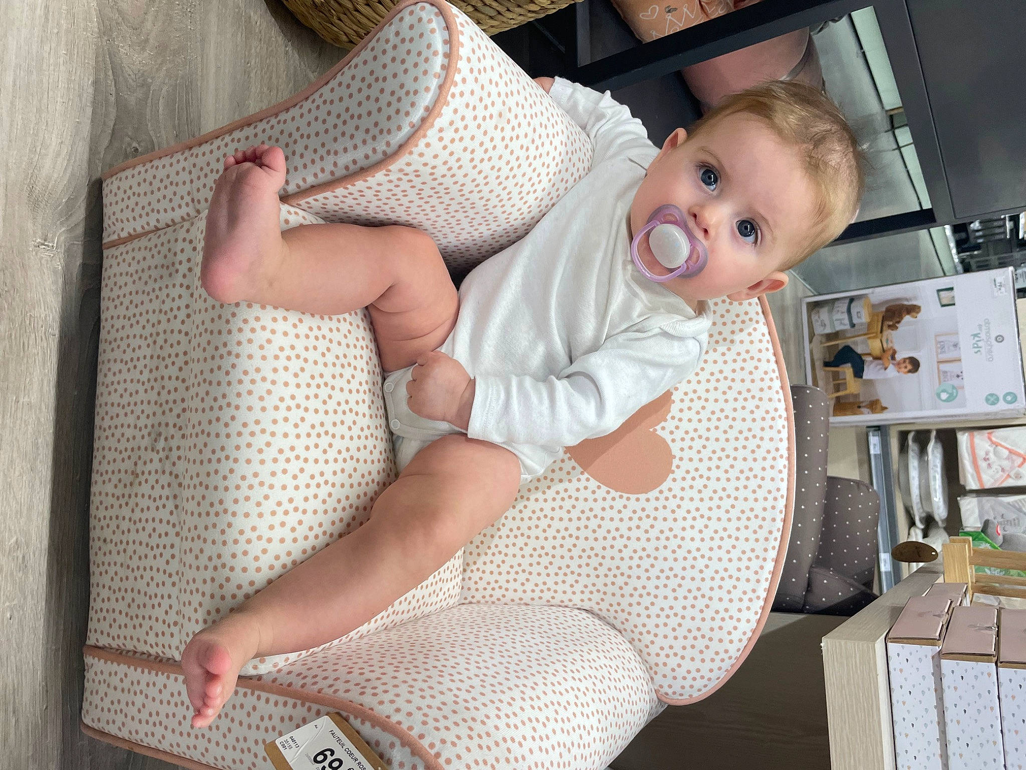 Ilanna a rejoint le concours — aidez-le/la à gagner de superbes lots ! abdomen, baby, baby_products, baby_safety, baby_toddler_clothing, blurred, chest, child, comfort, foot, human_leg, knee, leg, linens, pattern, person, room, sitting, sock, textile