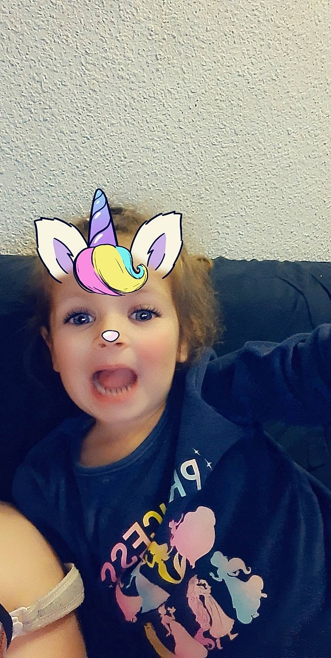 Lyna participe au concours pour gagner de l'argent avec cette photo : beauty, child, cool, ear, electric_blue, eyebrow, eyelash, facial_expression, fun, hair_accessory, happy, human_body, magenta, person, purple, sleeve, smile, snapshot, t_shirt, toddler