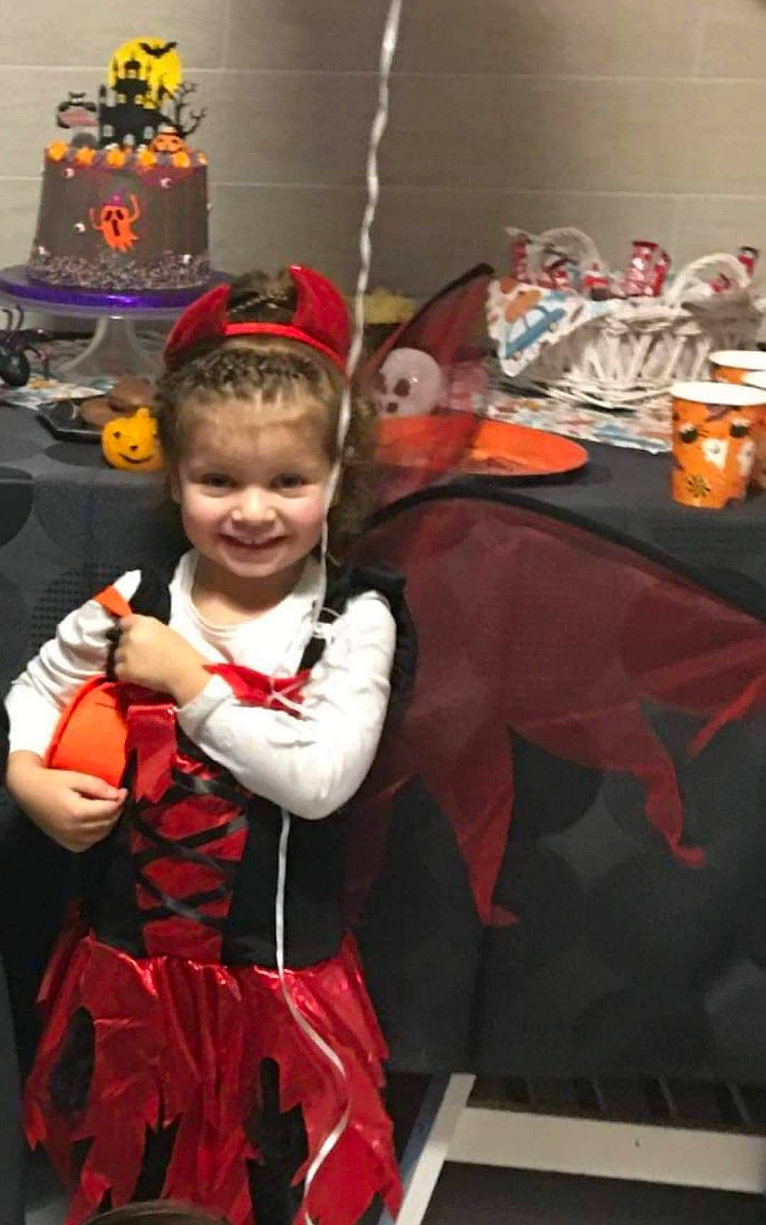 Lyna participe au concours pour gagner de l'argent avec cette photo : black, carmine, child, costume, costume_hat, event, fictional_character, fun, fur, happy, hat, holiday, joy, party, person, red, room, smile, toddler, tradition