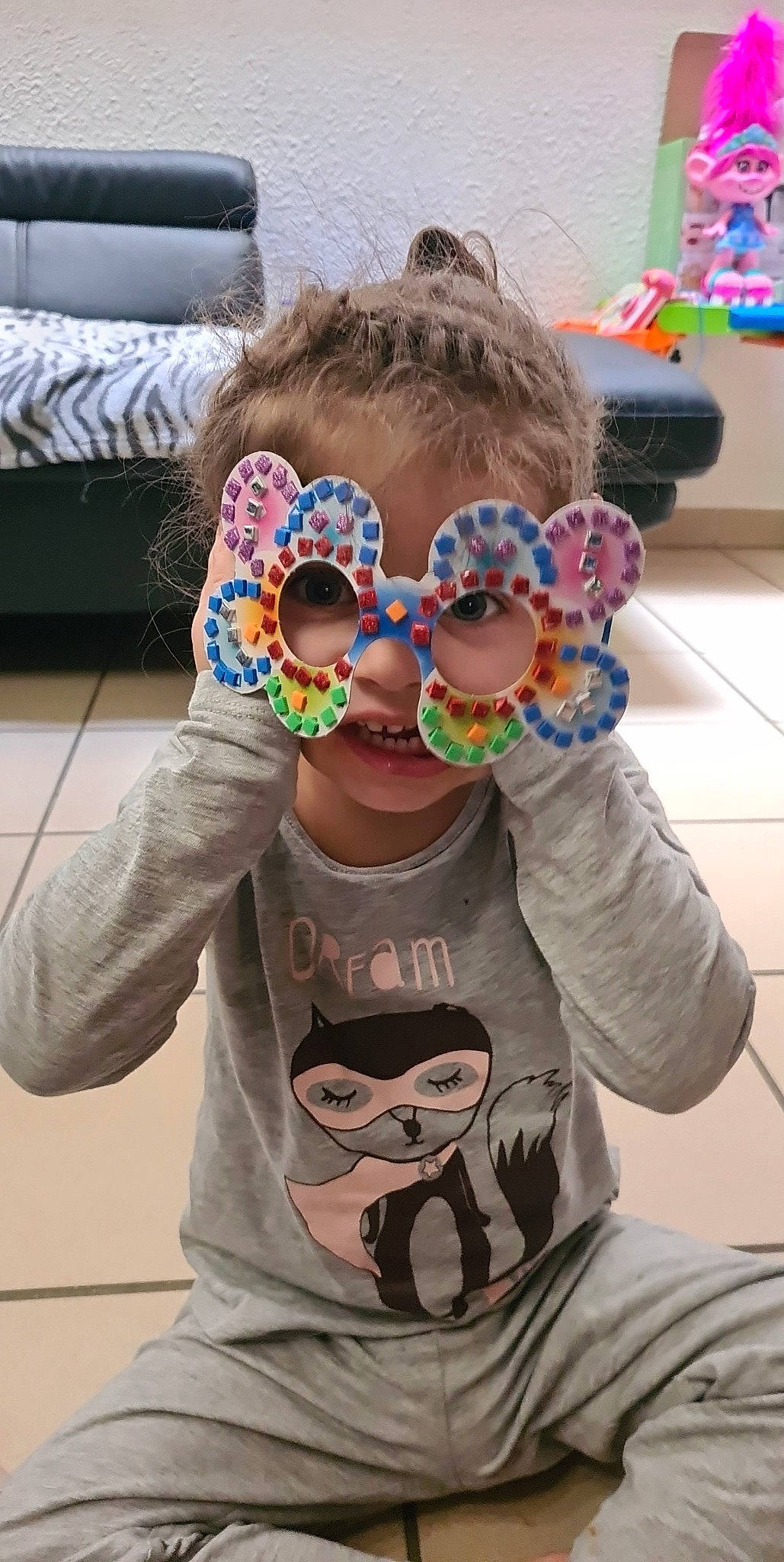 Lyna participe au concours pour gagner de l'argent avec cette photo : cool, event, eyewear, fun, gesture, glasses, goggles, hair, happy, head, leisure, mouth, pattern, person, personal_protective_equipment, sleeve, smile, sunglasses, t_shirt, toddler