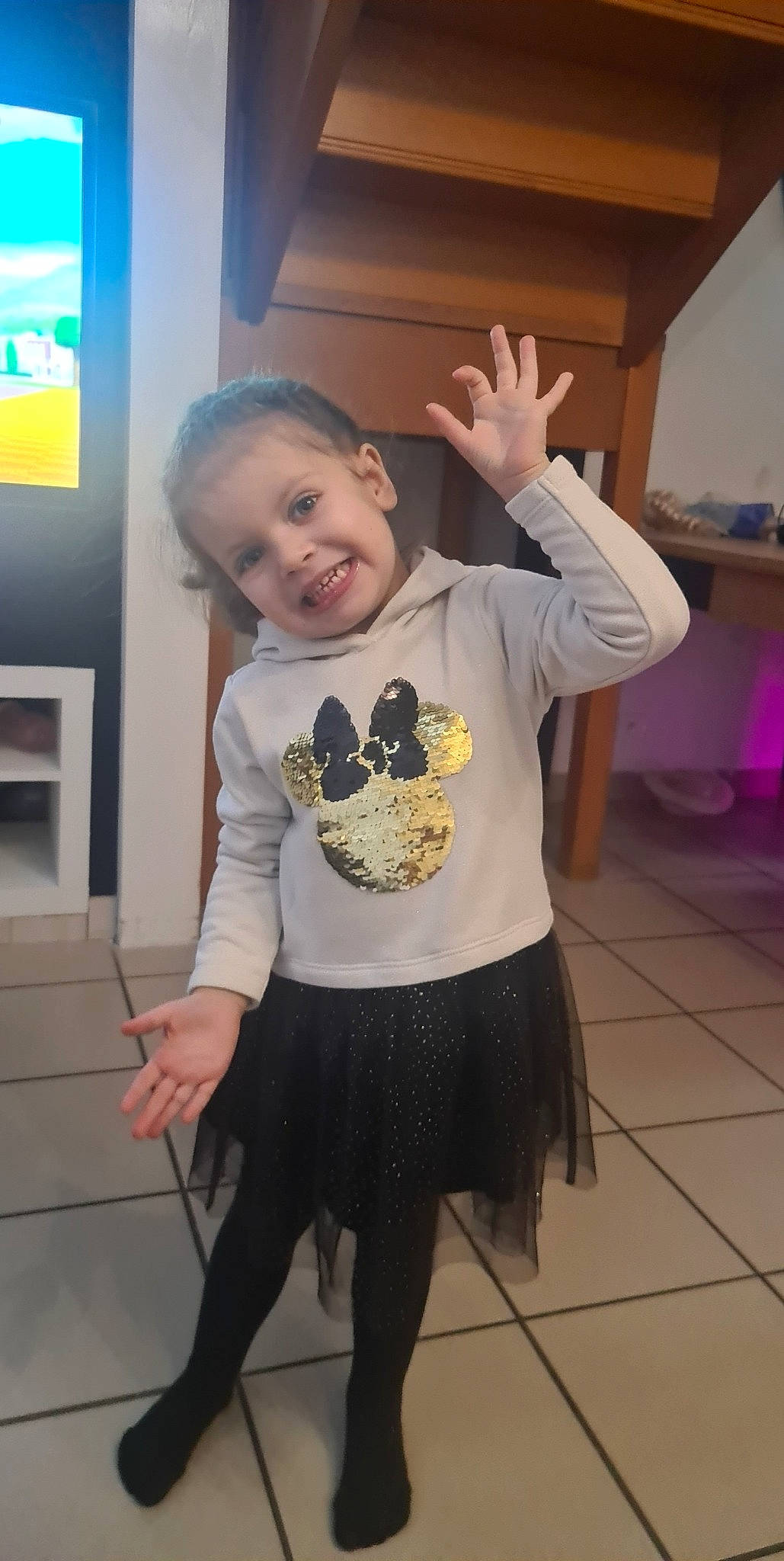 Lyna a rejoint le concours — aidez-le/la à gagner de superbes lots ! abdomen, baby_toddler_clothing, child, event, fashion_design, flooring, fun, fur, happy, joint, joy, pattern, person, room, skin, sleeve, smile, street_fashion, t_shirt, toddler