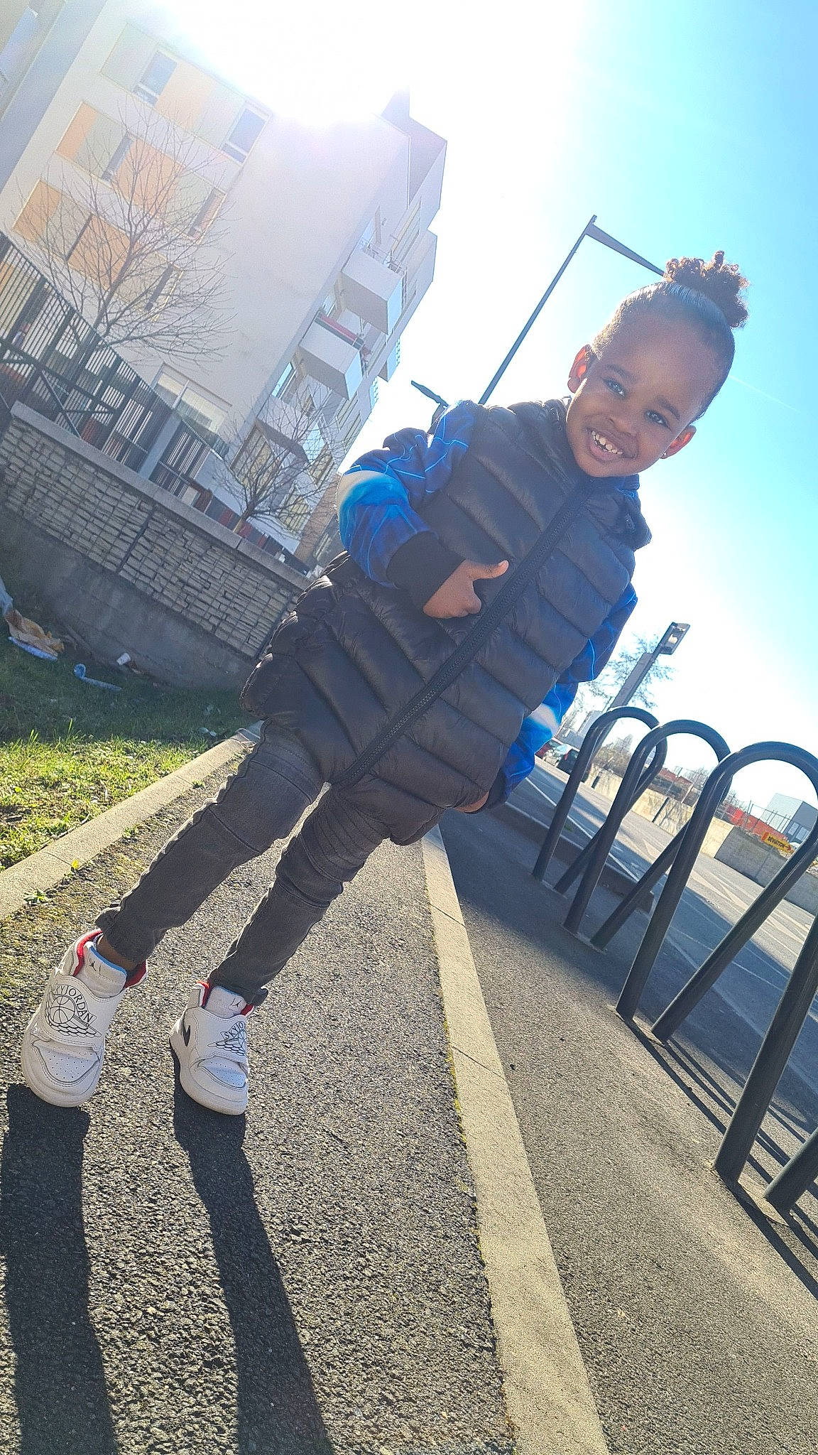 Cayden a rejoint le concours — aidez-le/la à gagner de superbes lots ! asphalt, city, electric_blue, flash_photography, fun, grass, happy, human_leg, joy, leg, leisure, person, plant, recreation, road, road_surface, shadow, sky, t_shirt, travel