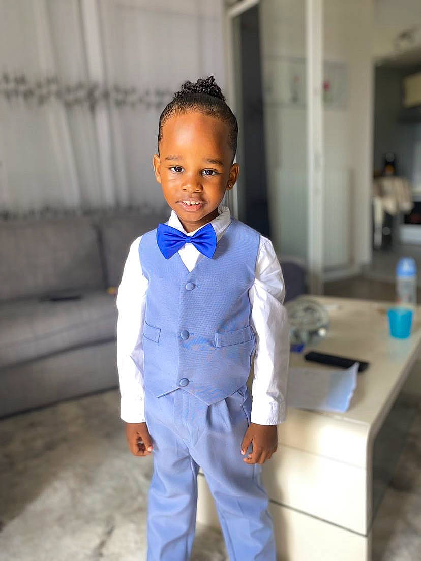 Cayden a rejoint le concours — aidez-le/la à gagner de superbes lots ! baby_toddler_clothing, blazer, bow_tie, collar, denim, dress_shirt, electric_blue, fashion_design, formal_wear, jewellery, person, room, school_uniform, sleeve, suit, tie, toddler, tuxedo, uniform, white_collar_worker