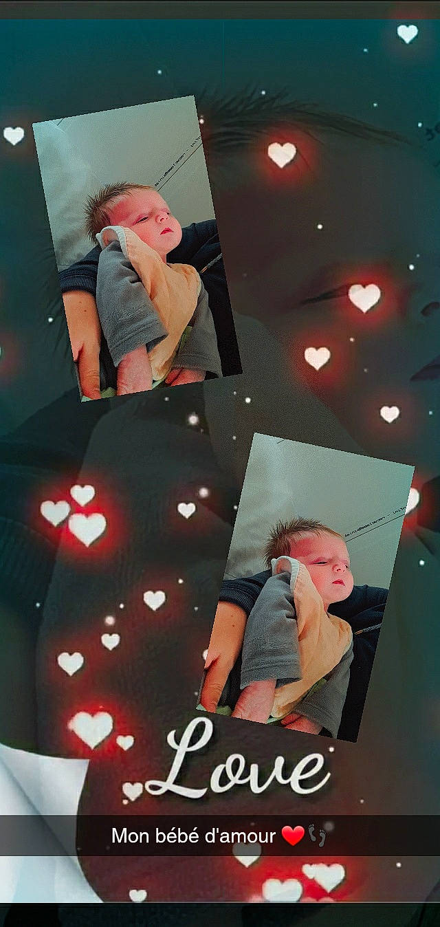 Mia participe au concours pour gagner de l'argent avec cette photo : black, cool, design, entertainment, event, font, fun, leisure, magenta, muscle, organ, performance, performing_arts, person, photograph, pink, red, room, shirt, snapshot