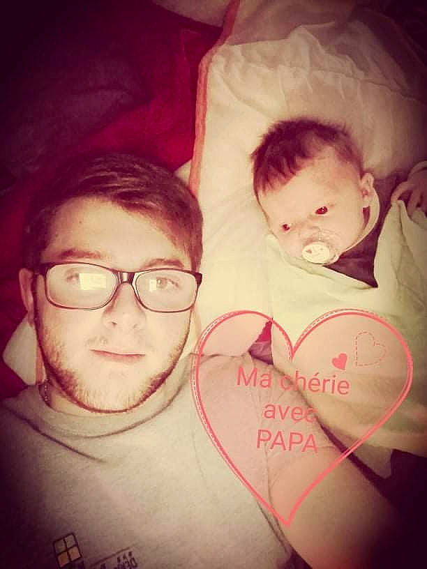 Mia a rejoint le concours — aidez-le/la à gagner de superbes lots ! cheek, chin, eye, eyebrow, face, facial_expression, forehead, glasses, hair, hairstyle, hand, head, lip, mouth, muscle, nose, organ, person, shoulder, skin