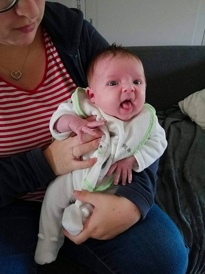 Mia a rejoint le concours — aidez-le/la à gagner de superbes lots ! abdomen, arm, baby, baby_toddler_clothing, cheek, clothing, comfort, couch, face, gesture, hand, happy, lap, leg, mouth, person, shoulder, skin, toddler, trunk