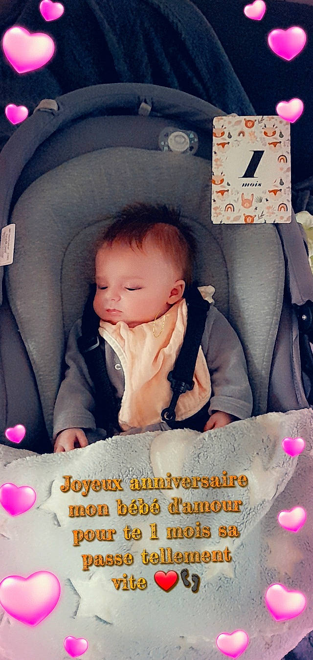 Mia a rejoint le concours — aidez-le/la à gagner de superbes lots ! baby, baby_carriage, baby_in_car_seat, baby_products, baby_sleeping, baby_toddler_clothing, cheek, child, comfort, facial_expression, finger, happy, human, people, person, photograph, pink, product, skin, textile