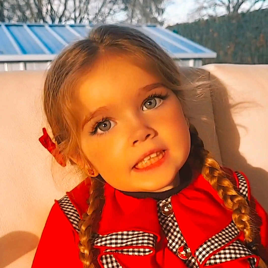 Mylove participe au concours pour gagner de l'argent avec cette photo : bodypart, braid, child, clothing, costume, dress, face, fashion, female, formalwear, girl, hair, happy, head, person, photography, portrait, scarf, shoulder, smile