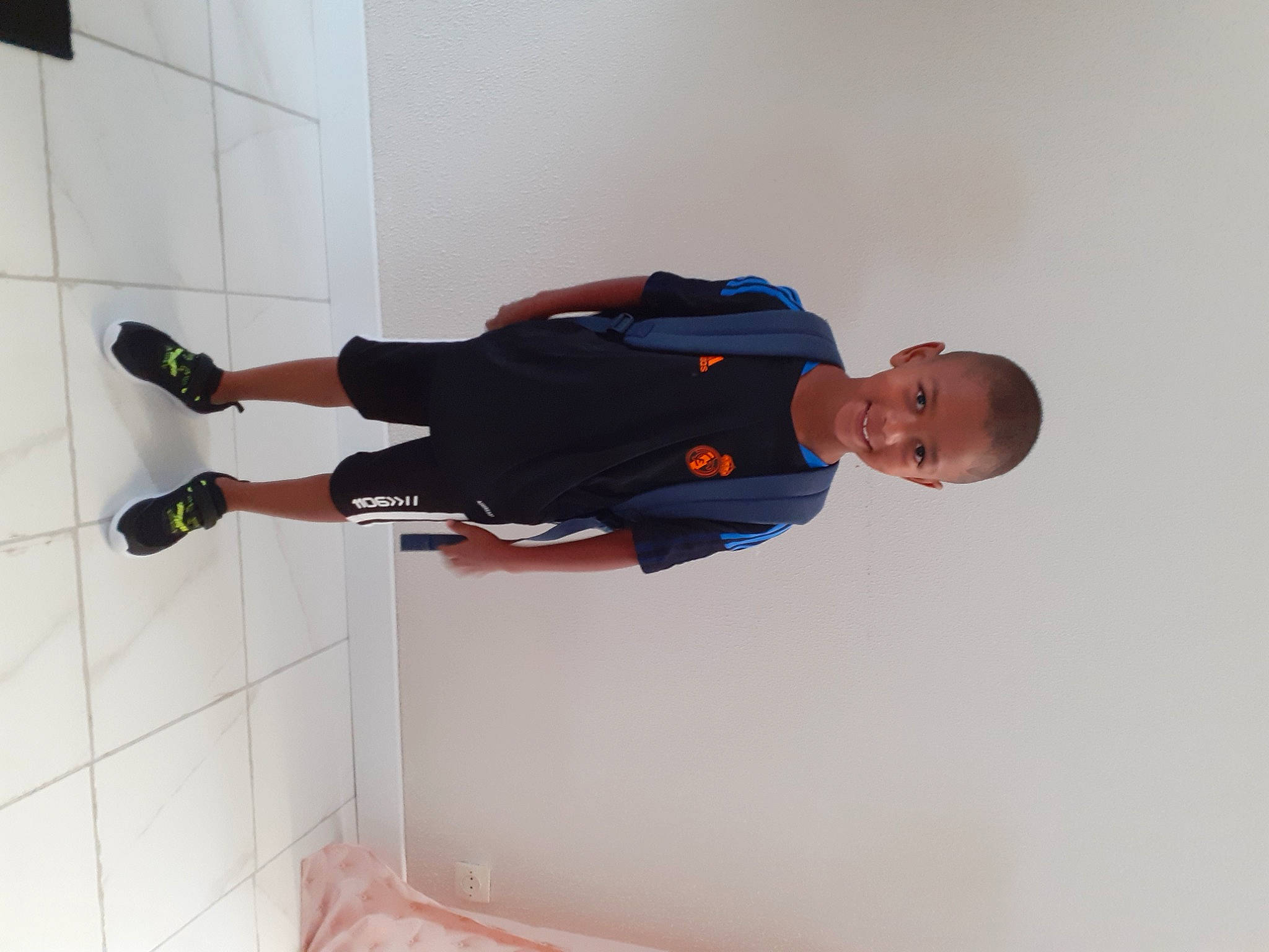 Gabriel a rejoint le concours — aidez-le/la à gagner de superbes lots ! arm, balance, collar, elbow, electric_blue, flooring, human_leg, joy, knee, outdoor_shoe, person, plaster, recreation, room, shorts, sleeve, sock, sportswear, t_shirt, thigh