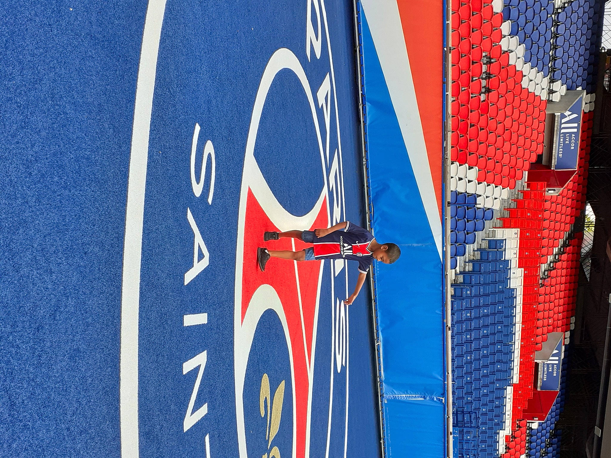 Gabriel participe au concours pour gagner de l'argent avec cette photo : art, automotive_design, automotive_exterior, azure, bicycle_tire, blue, carmine, electric_blue, facade, flag_of_the_united_states, font, material_property, motor_vehicle, pattern, person, sportswear, symbol, textile, vehicle, vehicle_door