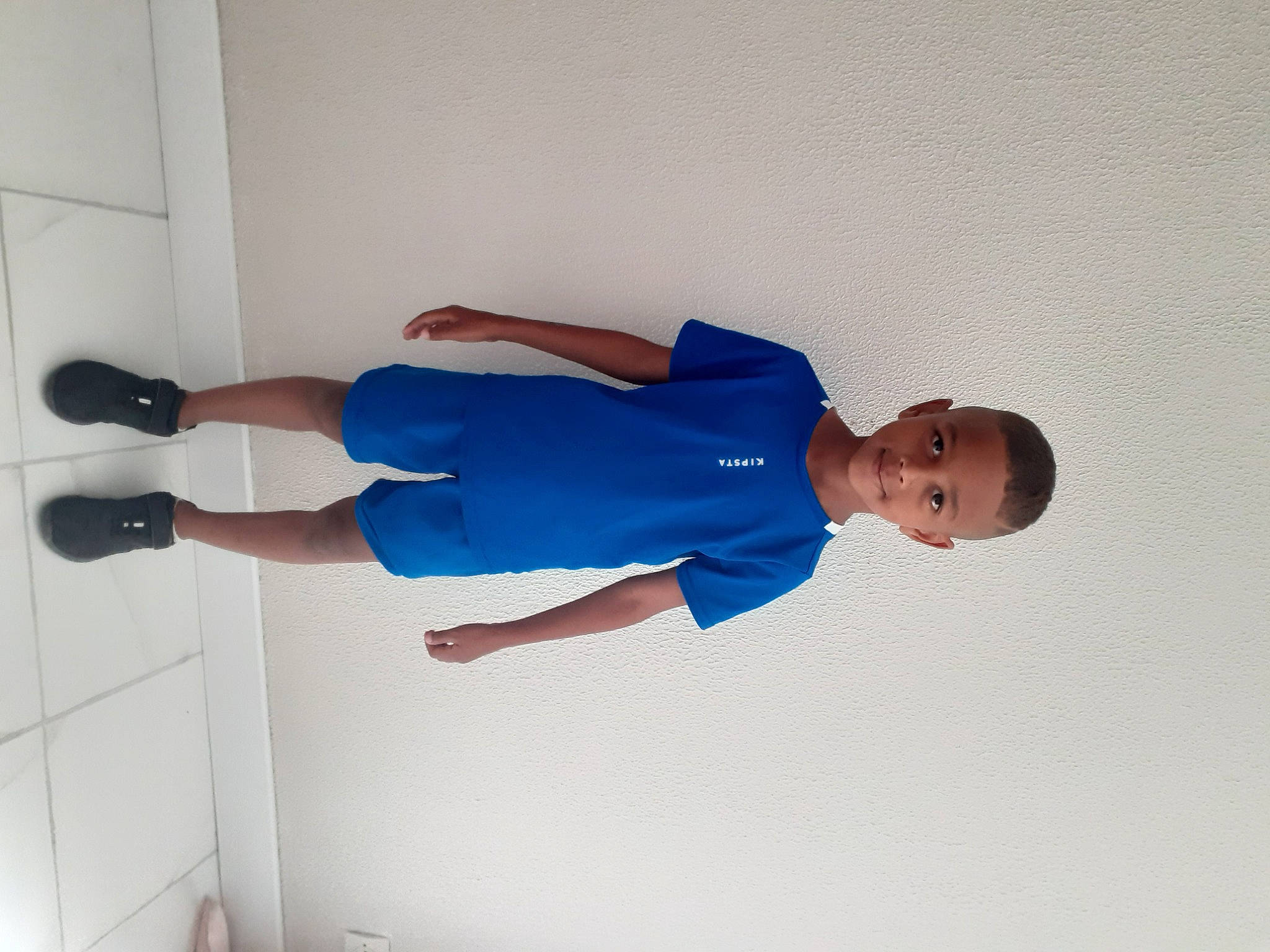 Gabriel participe au concours pour gagner de l'argent avec cette photo : balance, calf, cleanliness, collar, comfort, elbow, electric_blue, footwear, hip, human_leg, joy, knee, leg, person, shorts, shoulder, sleeve, sportswear, t_shirt, thigh
