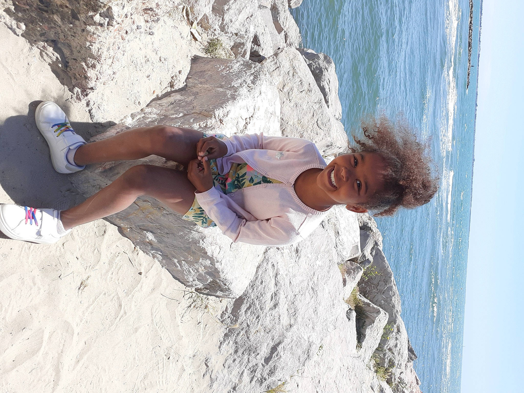 Hawa a rejoint le concours — aidez-le/la à gagner de superbes lots ! barechested, beach, beauty, foot, fun, human_body, human_leg, joy, lake, landscape, leg, leisure, people_in_nature, person, recreation, sand, shorts, sky, thigh, tree