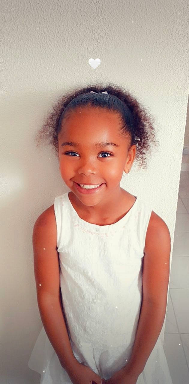 Hawa participe au concours pour gagner de l'argent avec cette photo : active_tank, black_hair, cheek, child, eyebrow, eyelash, flash_photography, forehead, gesture, happy, iris, jaw, joy, lip, neck, nose, organ, person, skin, smile