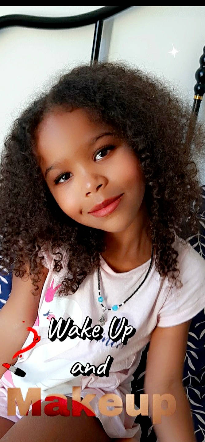 Hawa a rejoint le concours — aidez-le/la à gagner de superbes lots ! black, cheek, chin, eye, eyebrow, eyelash, forehead, hair, hairstyle, happy, iris, jheri_curl, joy, lip, neck, nose, person, ringlet, skin, sleeve