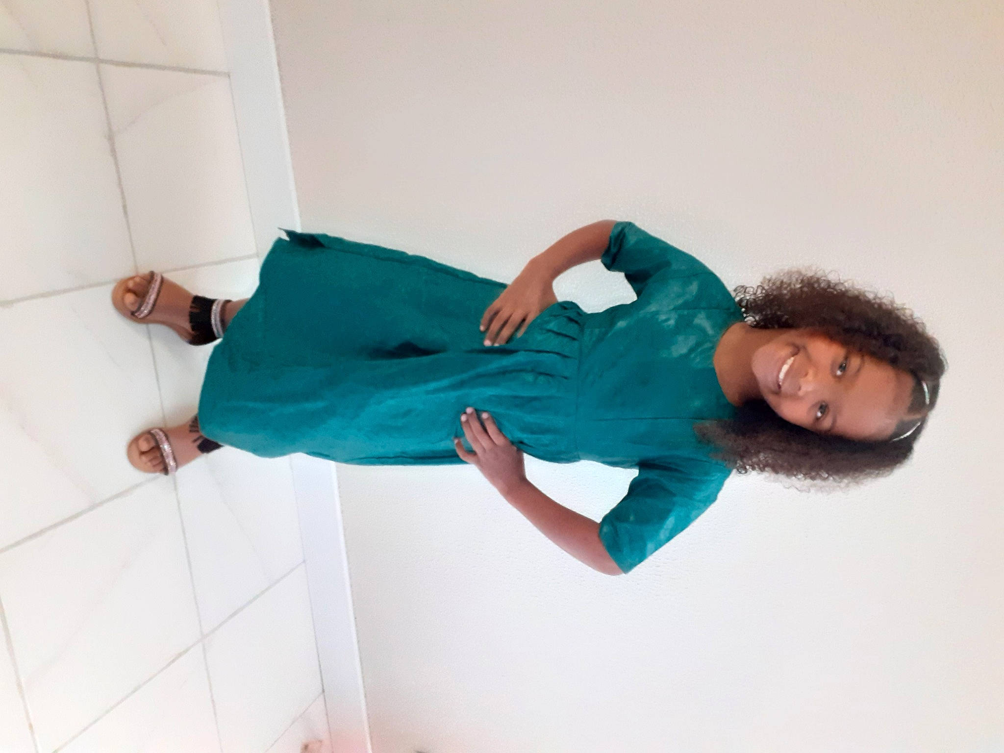 Hawa participe au concours pour gagner de l'argent avec cette photo : arm, comfort, dress, elbow, electric_blue, fashion_design, flash_photography, happy, human_leg, joint, joy, knee, leg, person, shoe, sleeve, smile, sportswear, street_fashion, thigh