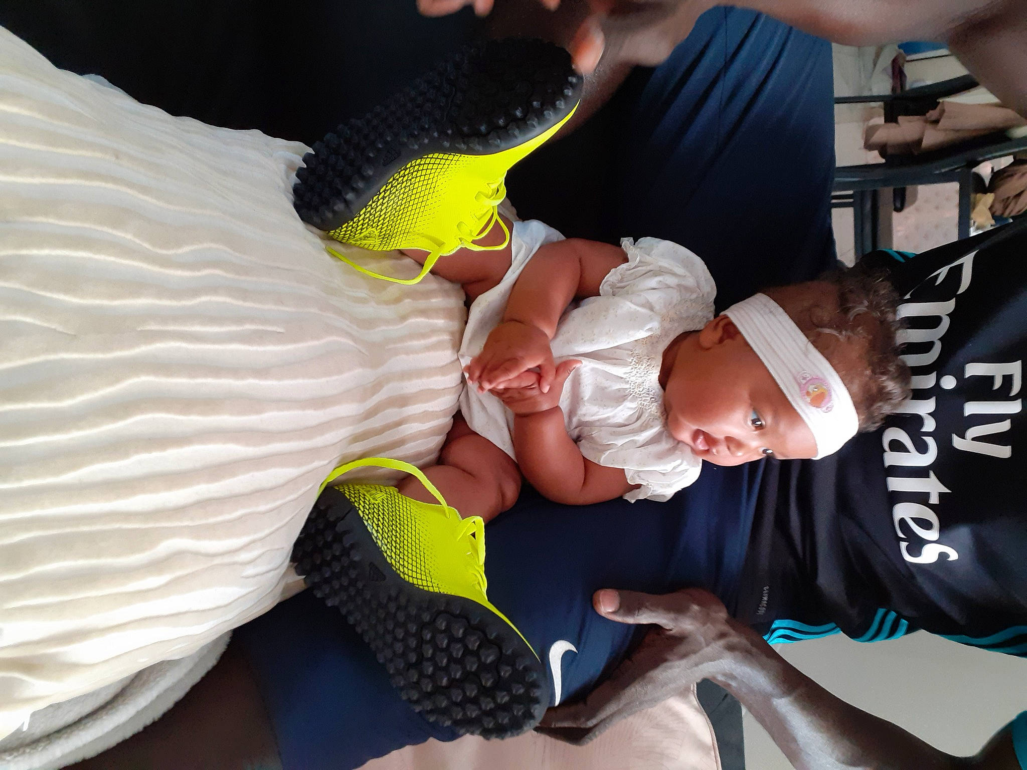 Aaliyah a rejoint le concours — aidez-le/la à gagner de superbes lots ! baby, bird, child, comfort, event, finger, fun, gesture, hand, hat, headwear, lap, leisure, parrot, person, shorts, t_shirt, thigh, thumb, toddler