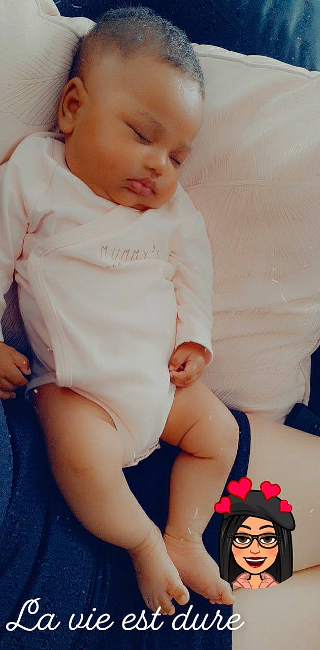 Aaliyah participe au concours pour gagner de l'argent avec cette photo : baby, baby_toddler_clothing, cheek, comfort, facial_expression, hairstyle, human_body, joint, leg, lip, mouth, neck, orange, organ, person, pink, shoulder, skin, sleeve, stomach