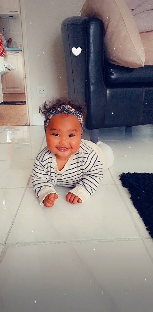 Aaliyah participe au concours pour gagner de l'argent avec cette photo : baby, baby_toddler_clothing, child, comfort, floor, flooring, fun, hair_accessory, happy, headwear, joy, magenta, pattern, person, play, plumbing_fixture, portrait_photography, room, sitting, sleeve