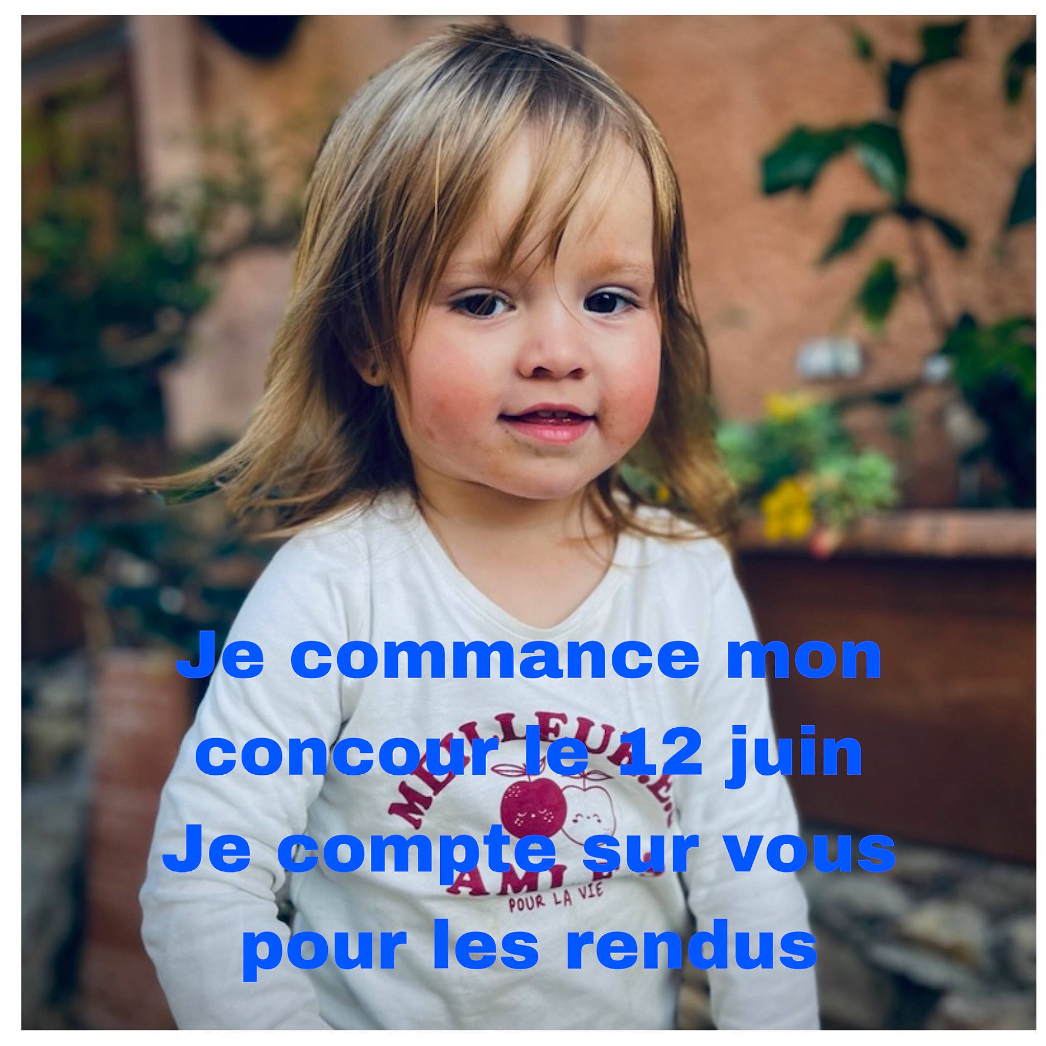 Victoire a rejoint le concours — aidez-le/la à gagner de superbes lots ! adaptation, baby_toddler_clothing, beauty, blond, child, electric_blue, facial_expression, font, fun, grass, happy, leisure, outerwear, people_in_nature, person, photo_caption, sky, sleeve, smile, t_shirt