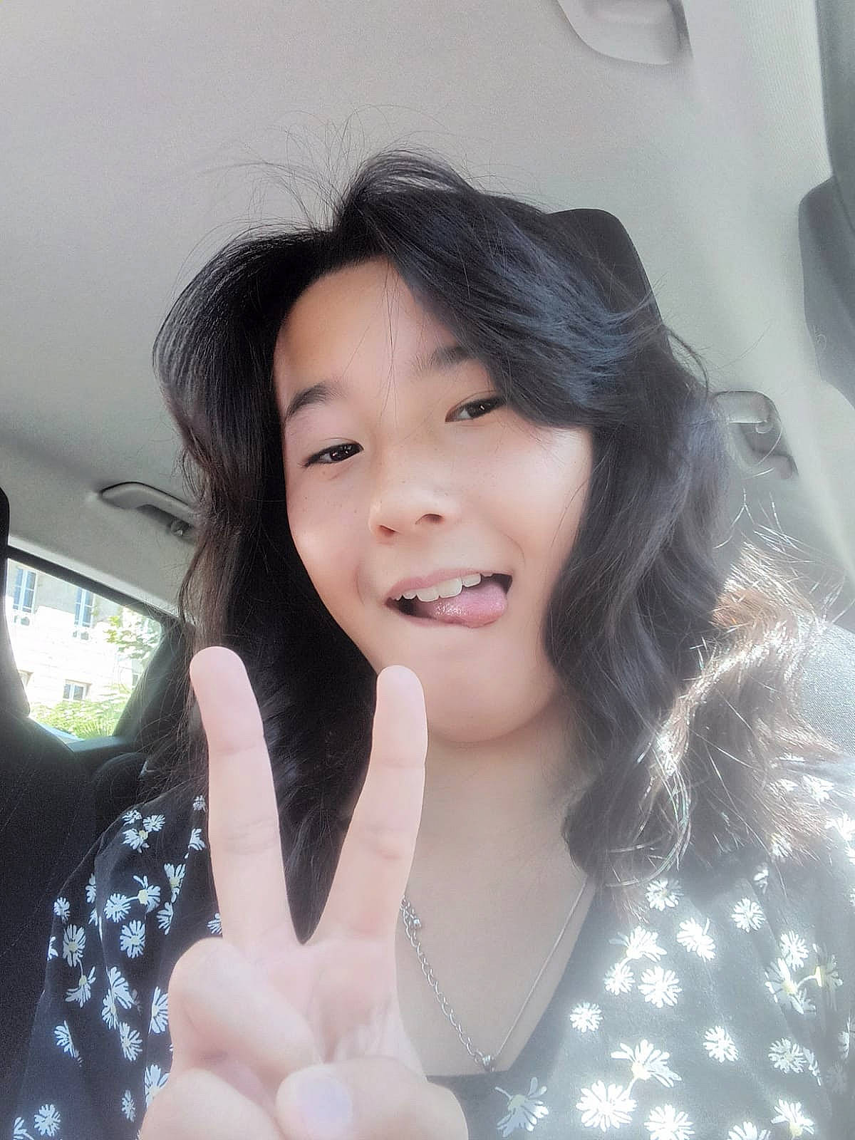 Lia-rim participe au concours pour gagner de l'argent avec cette photo : automotive_design, black_hair, eyebrow, eyelash, flash_photography, gesture, happy, japanese_idol, jewellery, joy, layered_hair, lip, lipstick, long_hair, nose, person, skin, sleeve, smile, thumb