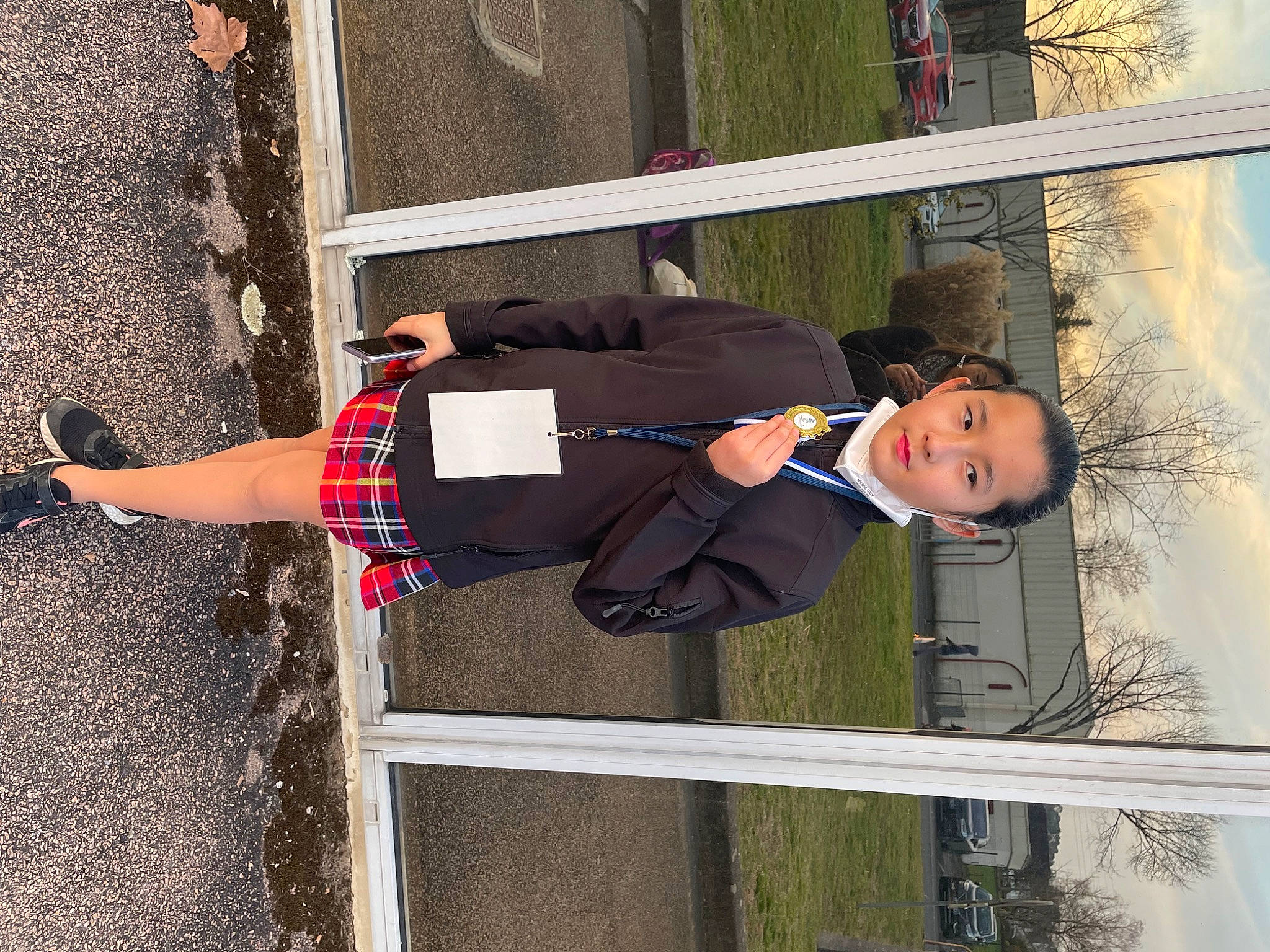 Lia-rim a rejoint le concours — aidez-le/la à gagner de superbes lots ! calf, elbow, human_leg, knee, person, plant, thigh, tree, walking_shoe, window